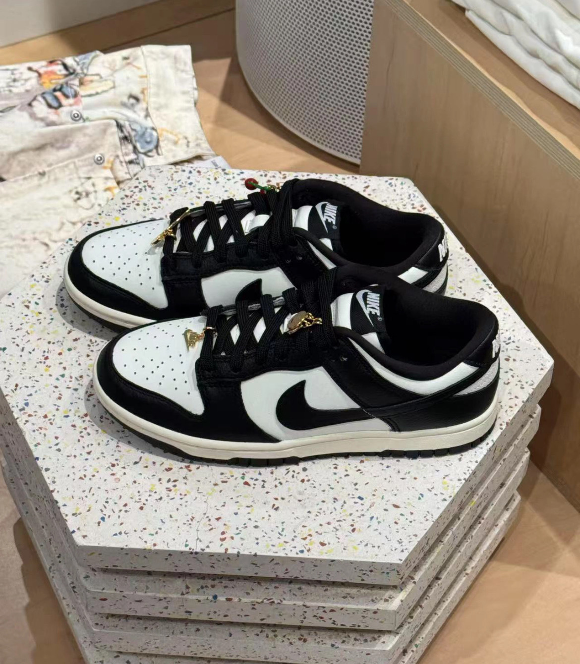 女鞋 NIKE W DUNK LOW SE 黑白 掛飾 櫻桃 小標 皮革 緩震 復古 運動 休閒鞋【HQ7487-100】
