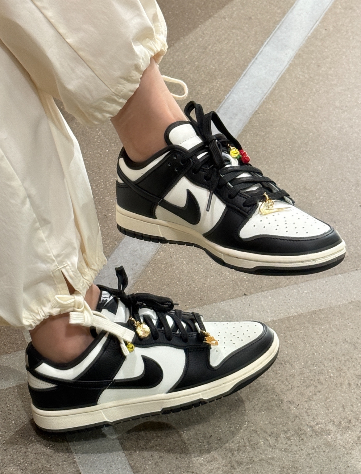 女鞋 NIKE W DUNK LOW SE 黑白 掛飾 櫻桃 小標 皮革 緩震 復古 運動 休閒鞋【HQ7487-100】