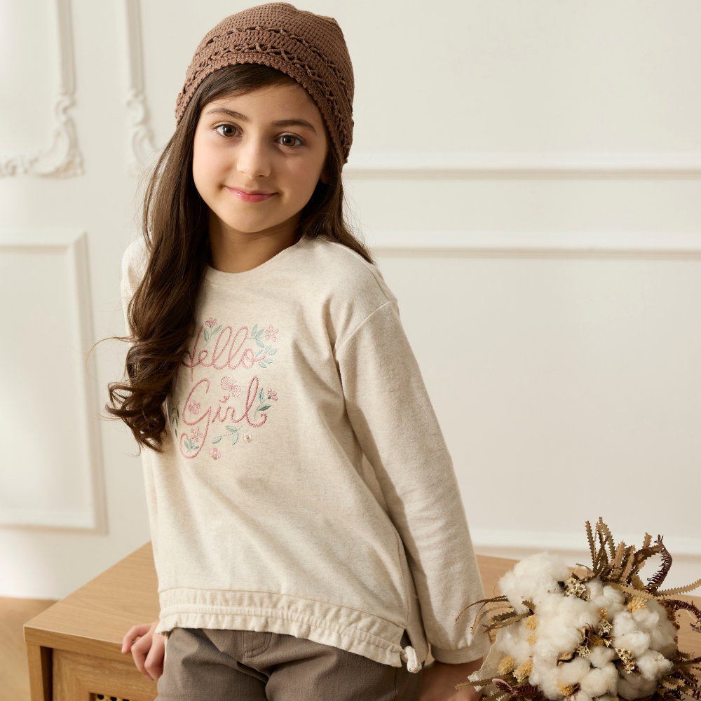 PIPPY 哈囉女孩字母刺繡下擺拉繩抽皺圓領長袖上衣 米