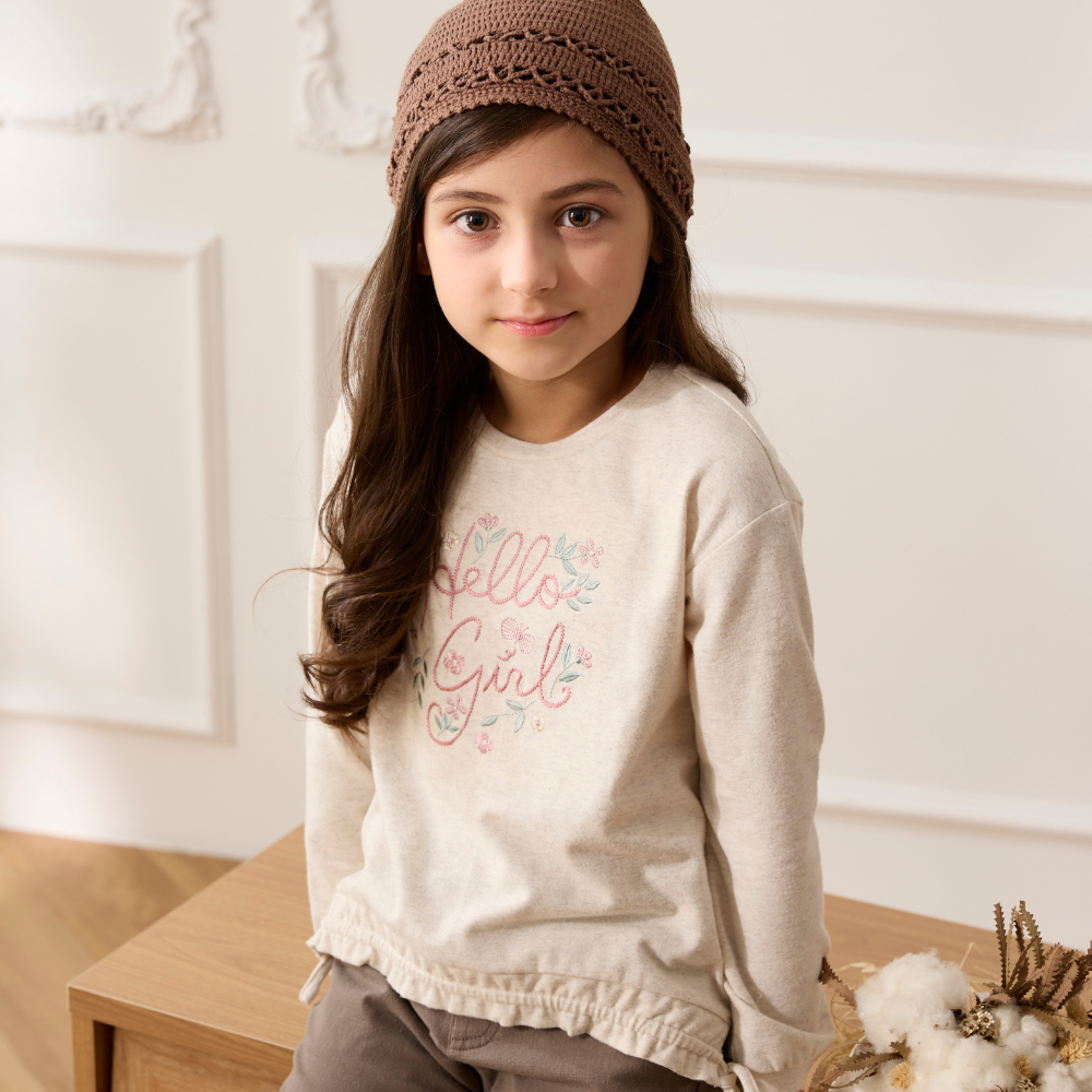 PIPPY 哈囉女孩字母刺繡下擺拉繩抽皺圓領長袖上衣 米