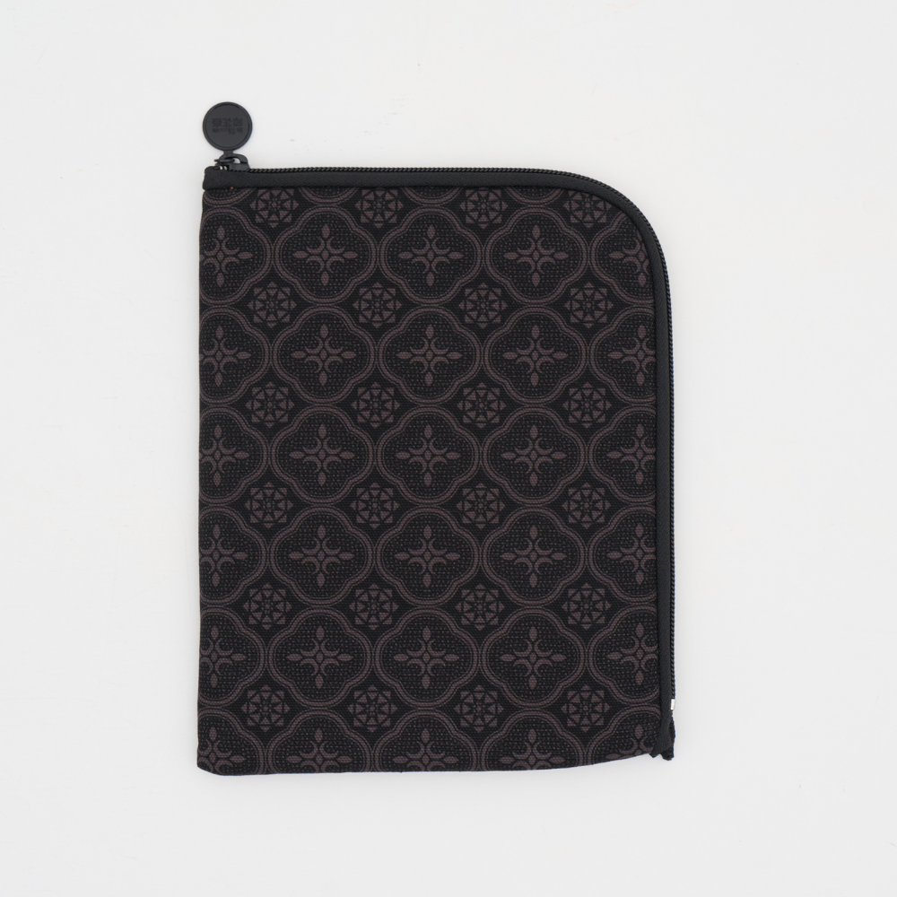 11" iPad Sleeve/Begonia Glass Pattern/Gentleman Black