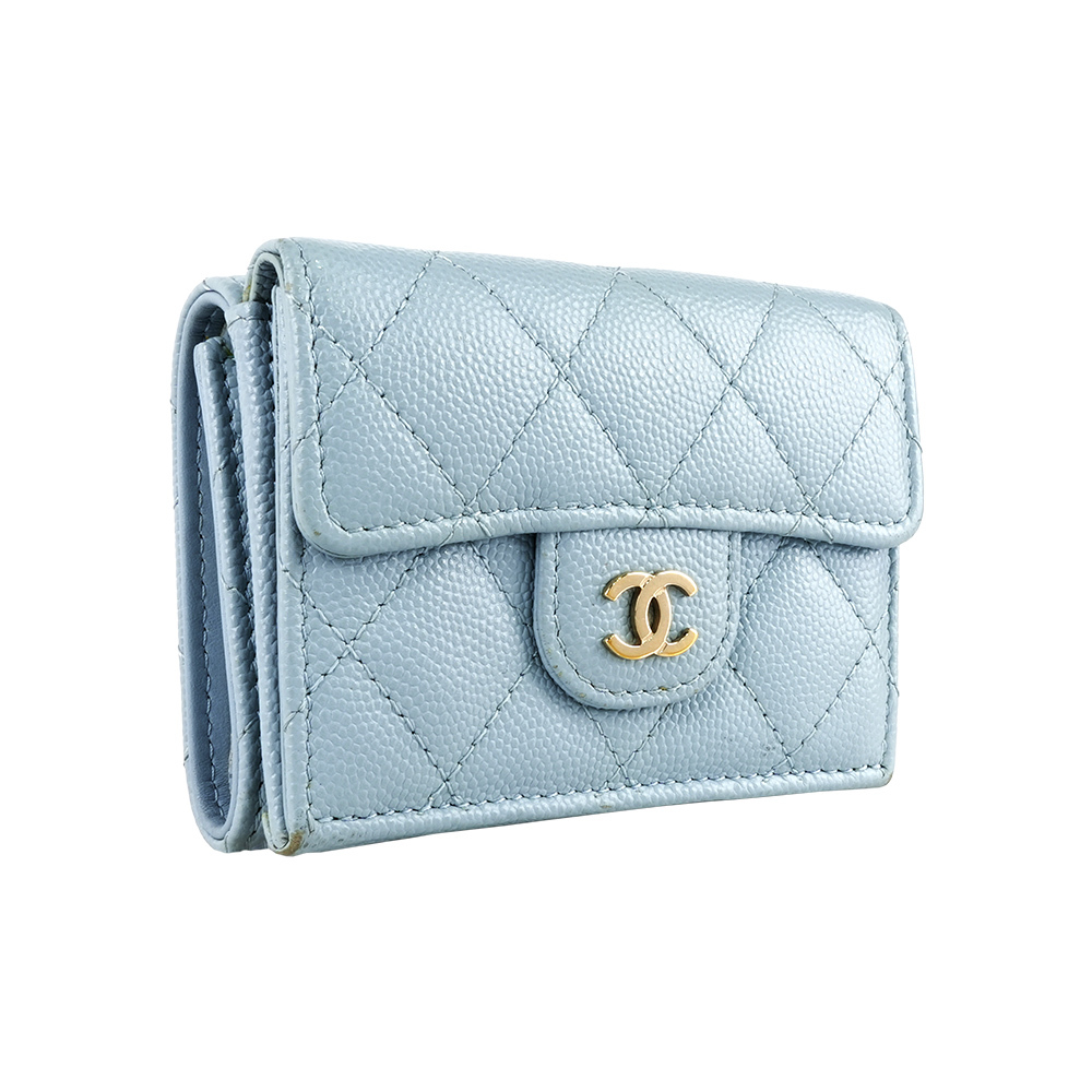 【CHANEL】銀釦Logo 菱格紋荔枝牛皮雙釦三折短夾(寶寶藍)