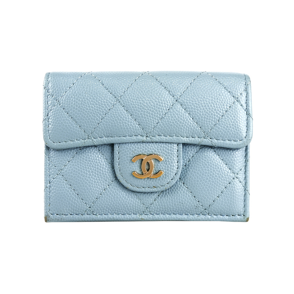 【CHANEL】銀釦Logo 菱格紋荔枝牛皮雙釦三折短夾(寶寶藍)