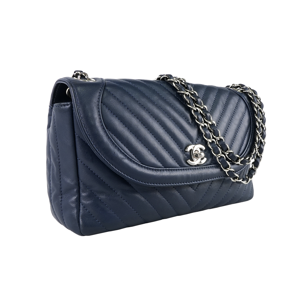 【CHANEL】V型紋銀釦小羊皮翻蓋斜背包(深藍色)