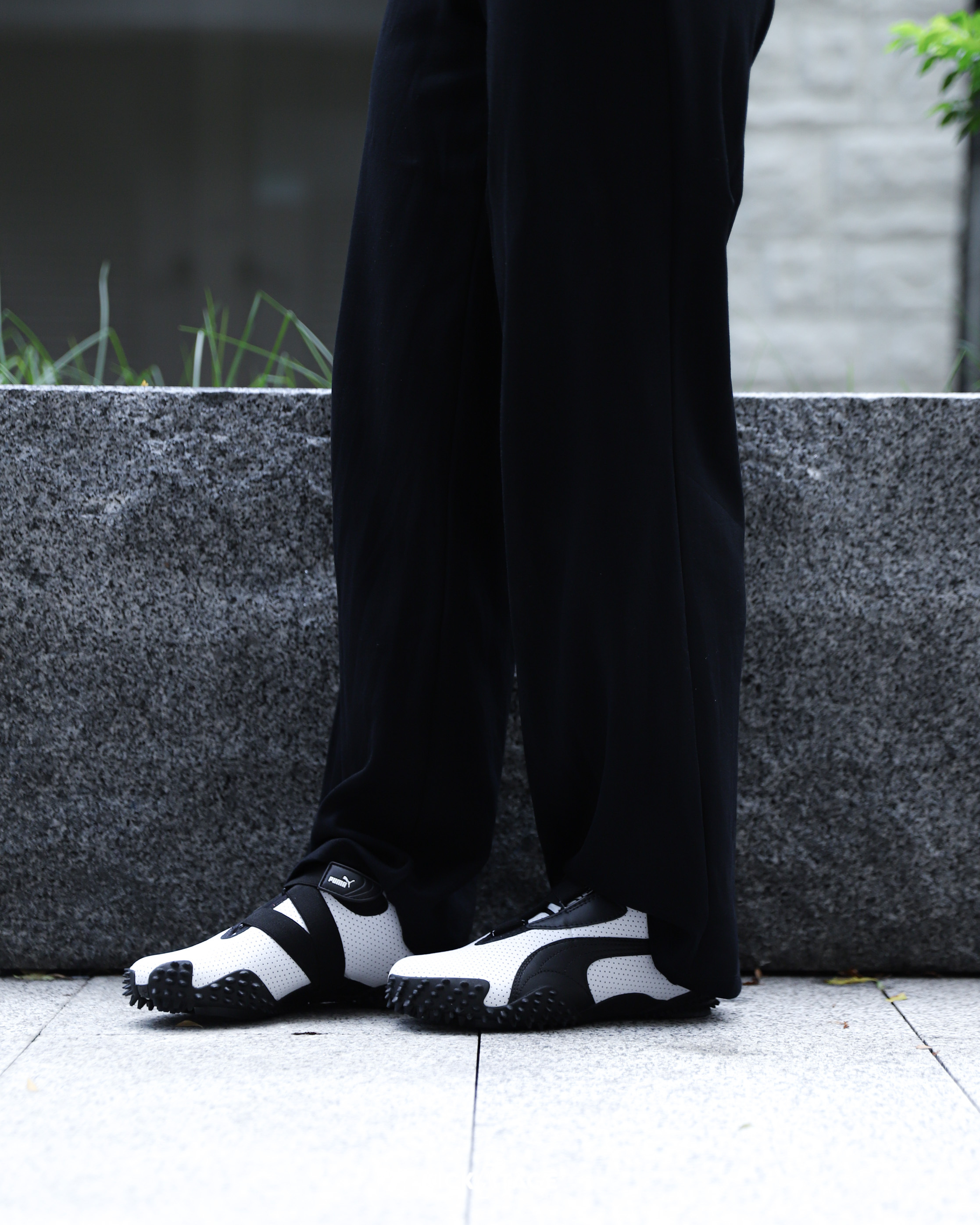 男女鞋 PUMA MOSTRO PERF 白黑 武術 魔鬼氈 鞋釘 皮革 怪物 復古 休閒 賽車鞋【397331-01】