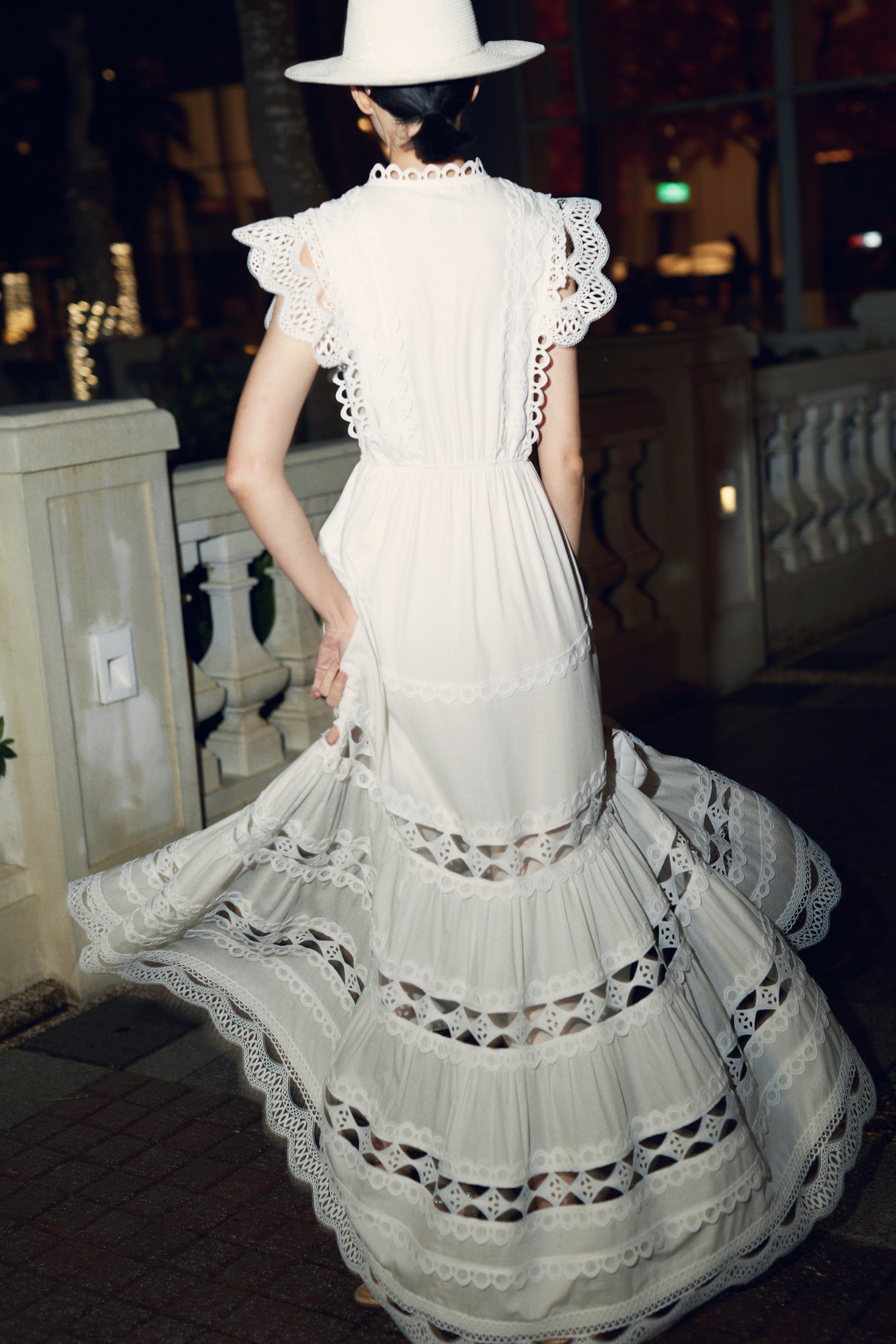 BD10020E1 新藝術花園大孔洞蕾絲鑽嵌蛋糕長洋 (附腰帶)