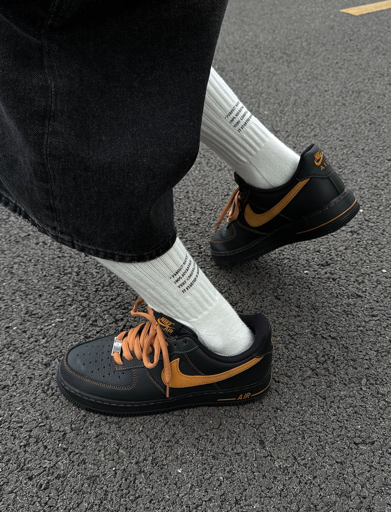 代購-Nike Air Force 1 皮革 荔枝紋 黑橘配色 (鞋帶黑)男女同款 HQ2037-003