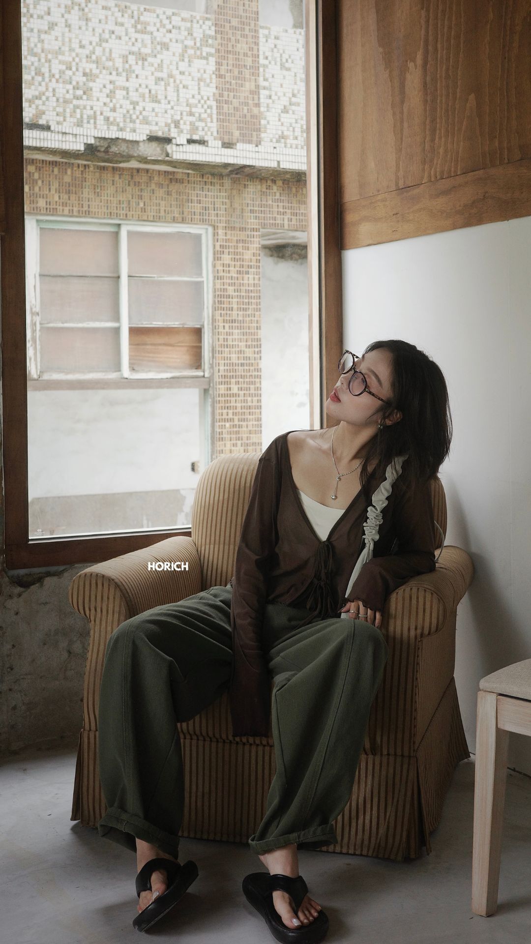 𝗔𝘂𝗴.𝟭𝟯/25127-溫柔仙女網紗感 綁帶罩衫(3色) -咖色