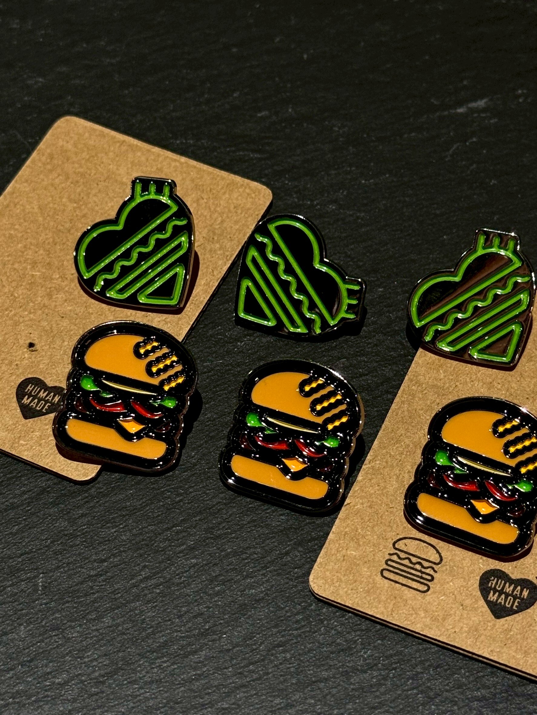 HUMAN MADE × SHAKE SHACK 漢堡 愛心Logo 別針組