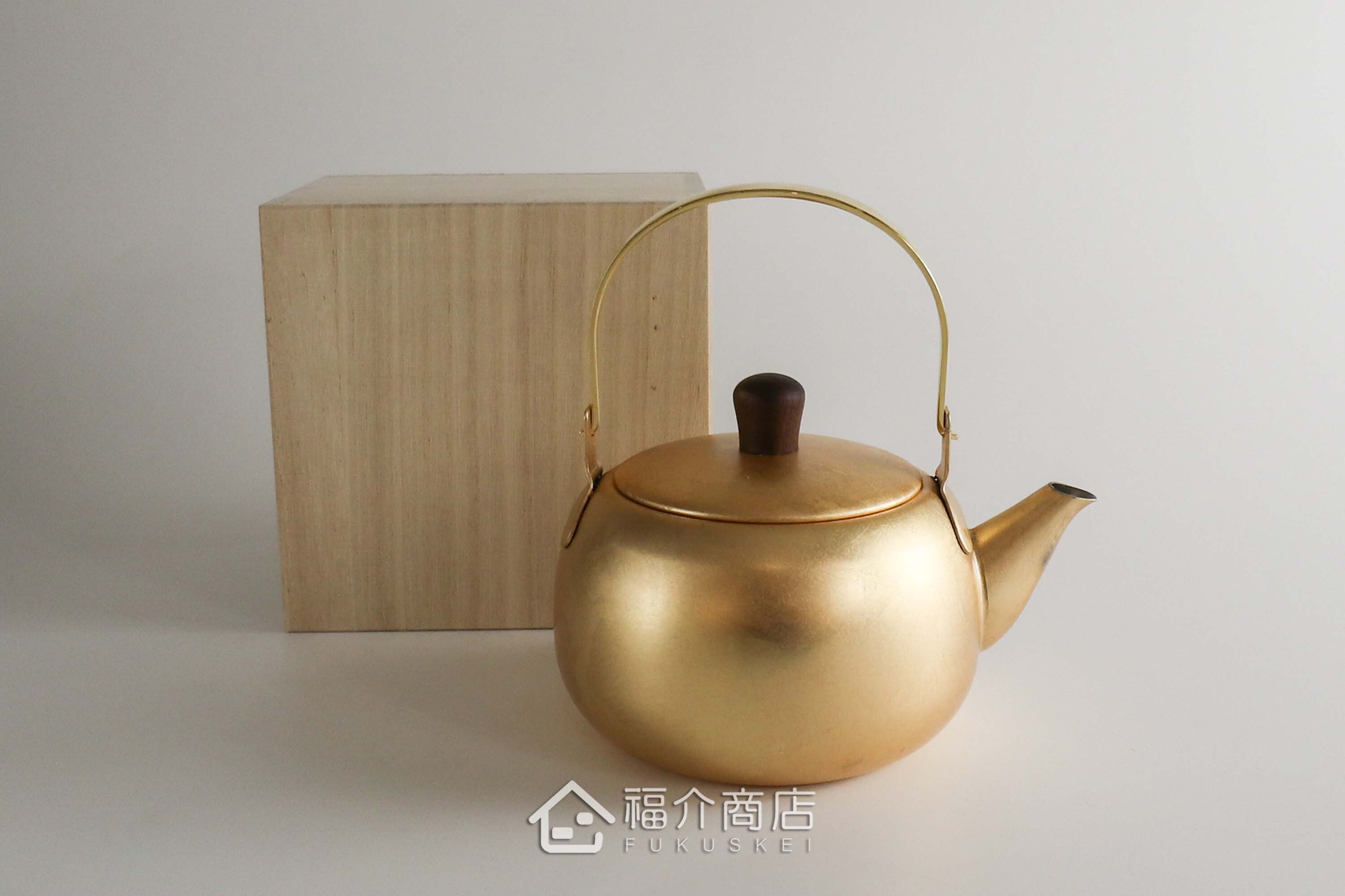 泡茶用的金箔色不鏽鋼材質泡茶壺與木盒包裝