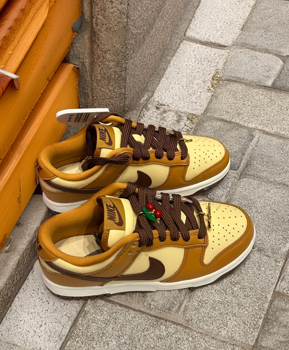 女鞋 NIKE W DUNK LOW SE 棕色 掛飾 櫻桃 小勾 微笑 皮革 緩震 復古 運動 休閒鞋【HQ7487-700】