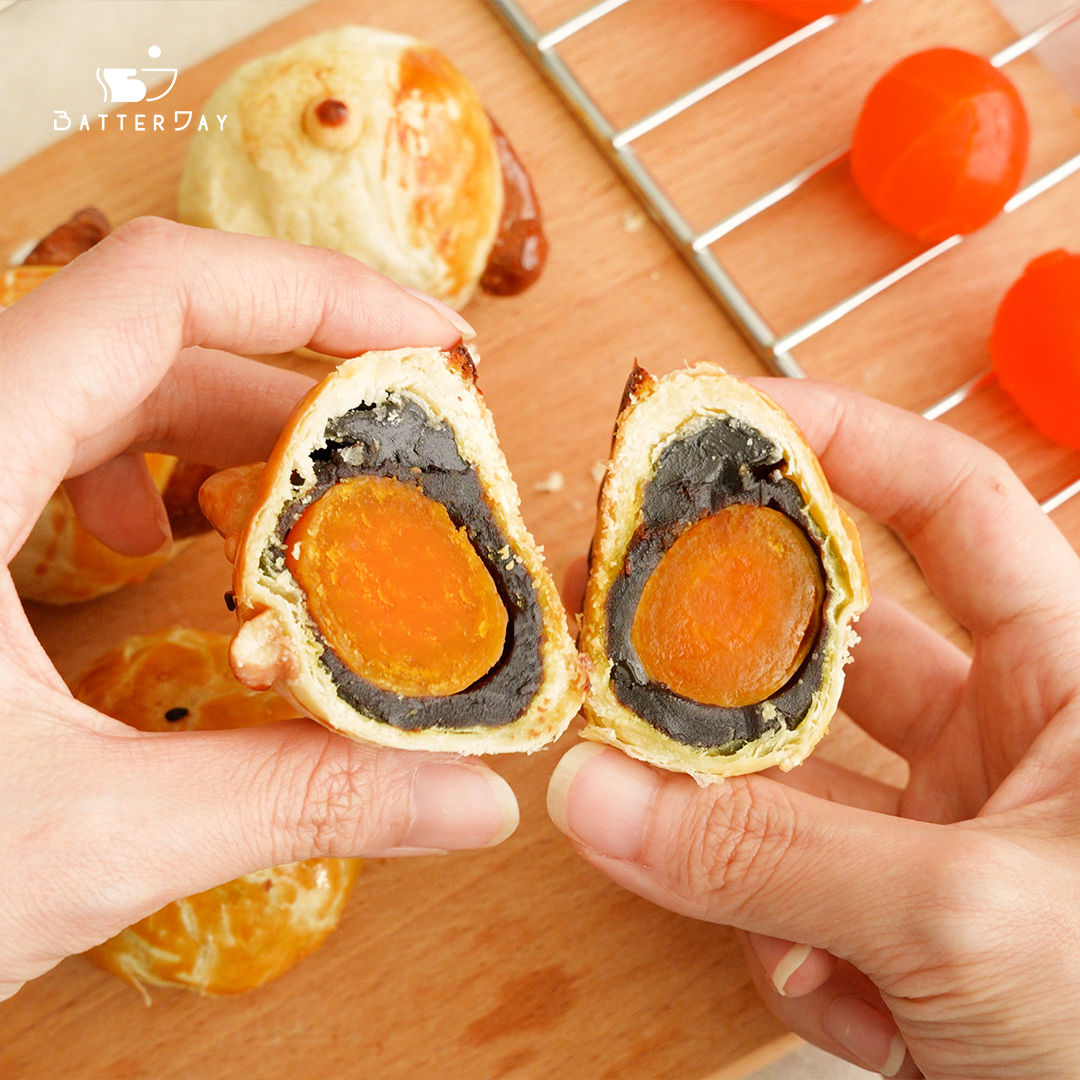 “可愛小狗蛋黃酥剖半”