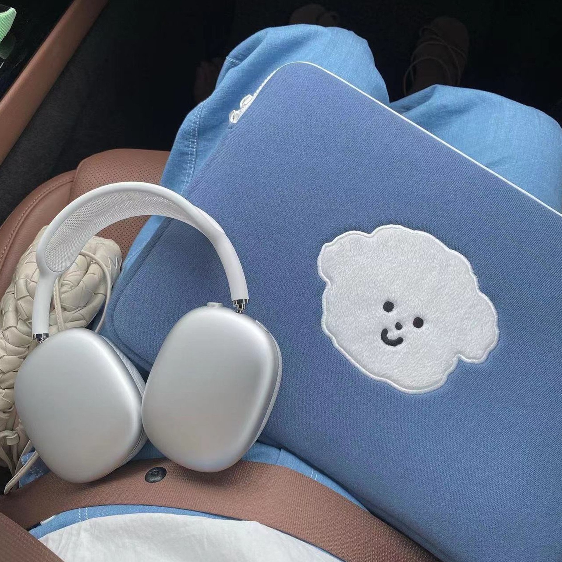 白色小狗藍色iPad保護包