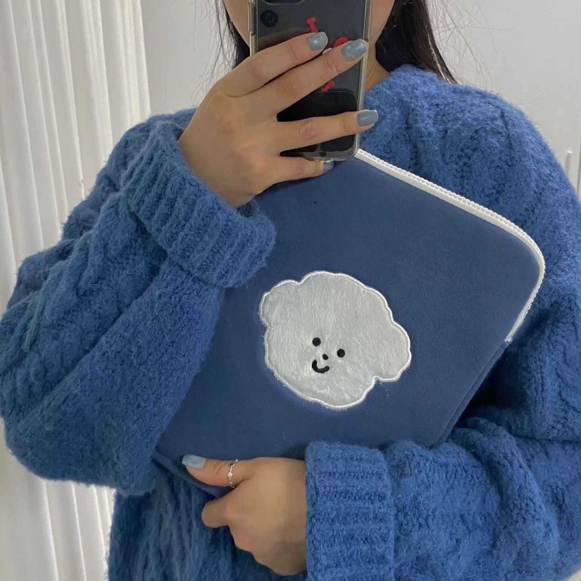 白色小狗藍色iPad保護包