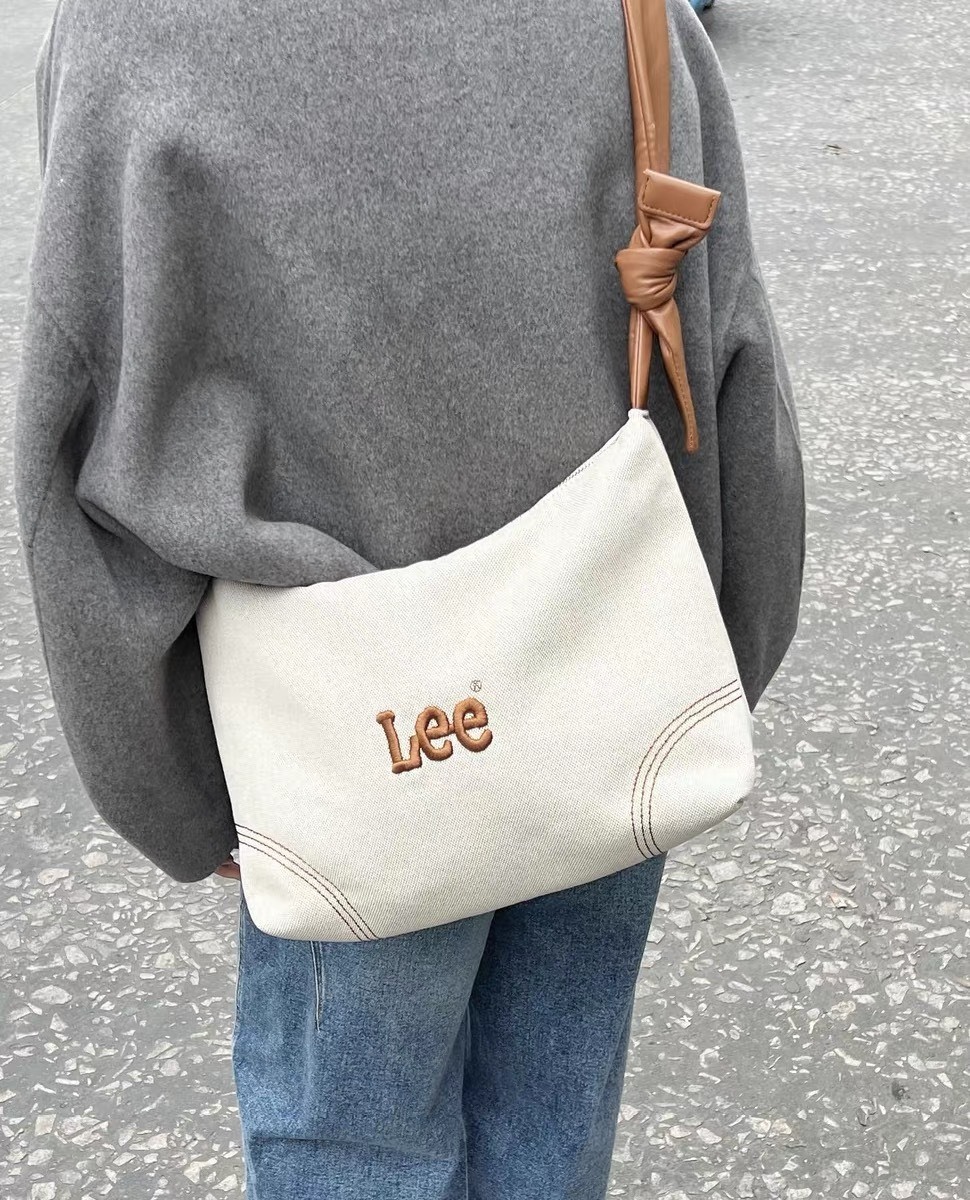 【預購】LEE 個性扭結 單寧側背包 2色 LE240072M