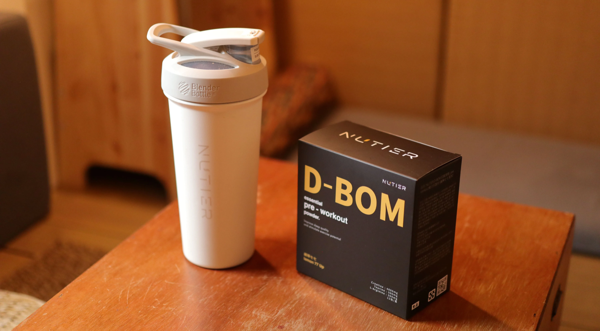 DBOM 檸檬七喜訓前飲 與白色NUTIER水壺一起在木頭桌面上