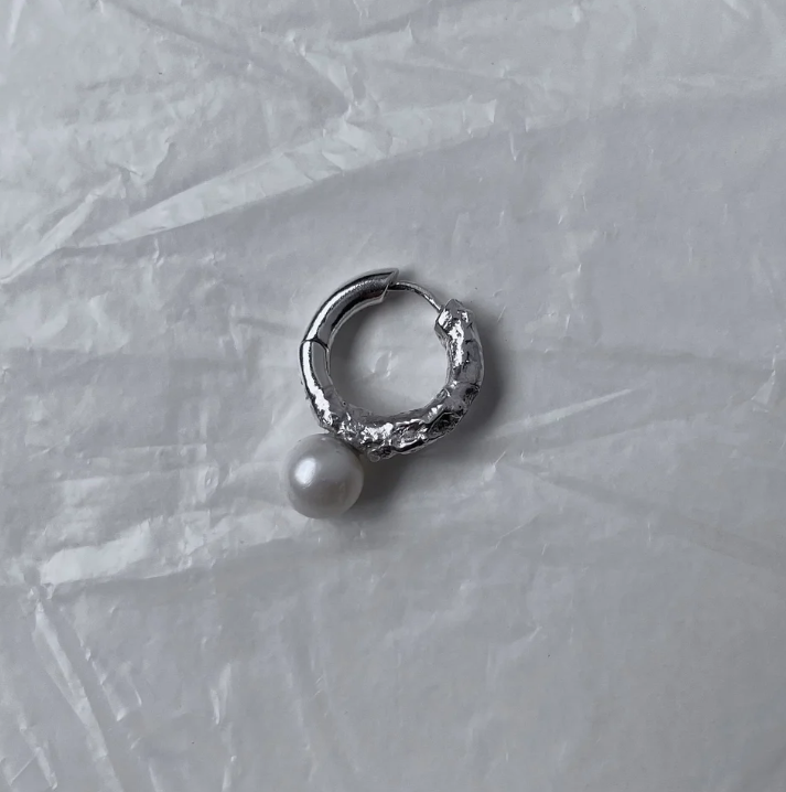 PROJ-ORNMNT 珍珠熔岩單圈耳環 (單支販售)