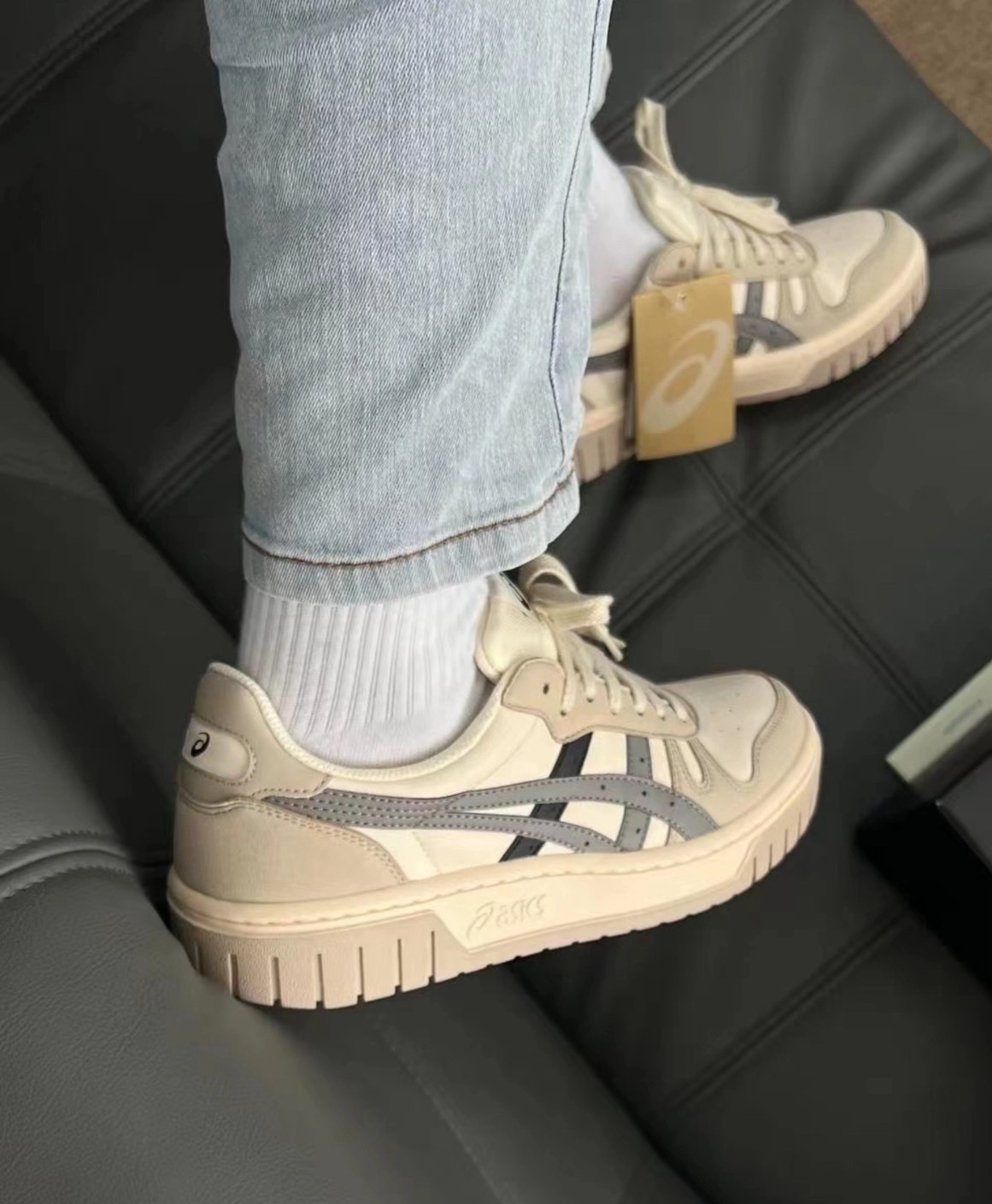 ASICS亞瑟士 Court MZ 奶油黑膠底 低筒板鞋 男女同款 白灰百搭休閒鞋 Aug25