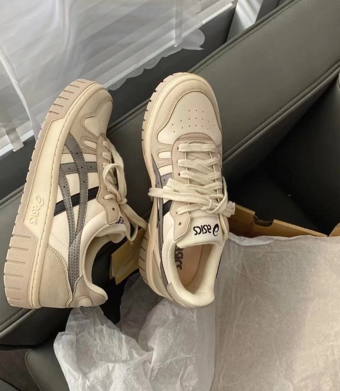 ASICS亞瑟士 Court MZ 奶油黑膠底 低筒板鞋 男女同款 白灰百搭休閒鞋 Aug25