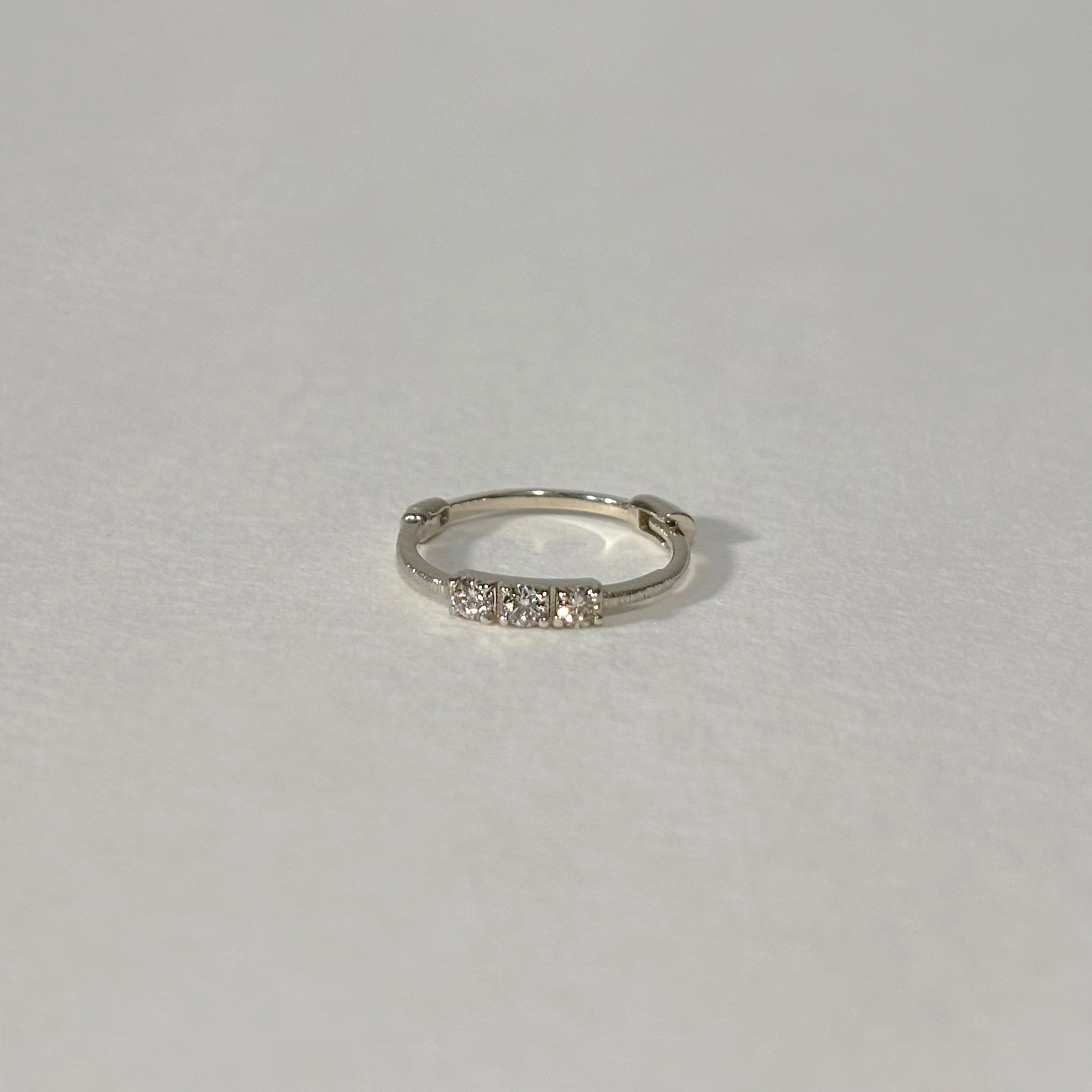 14K Hazy簡約方四爪三鑽耳圈