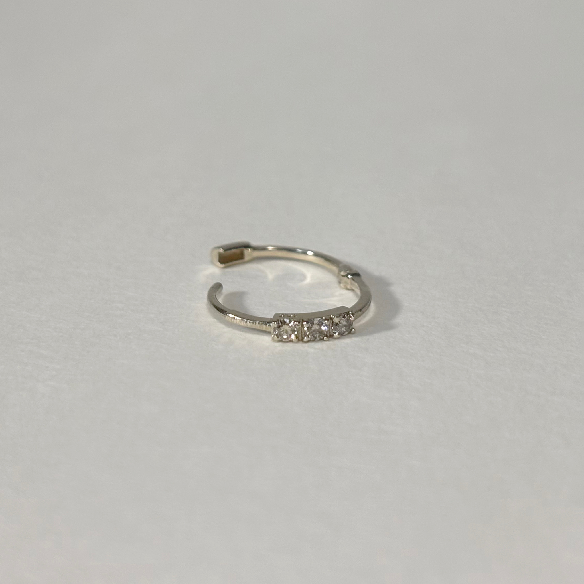 14K Hazy簡約方四爪三鑽耳圈