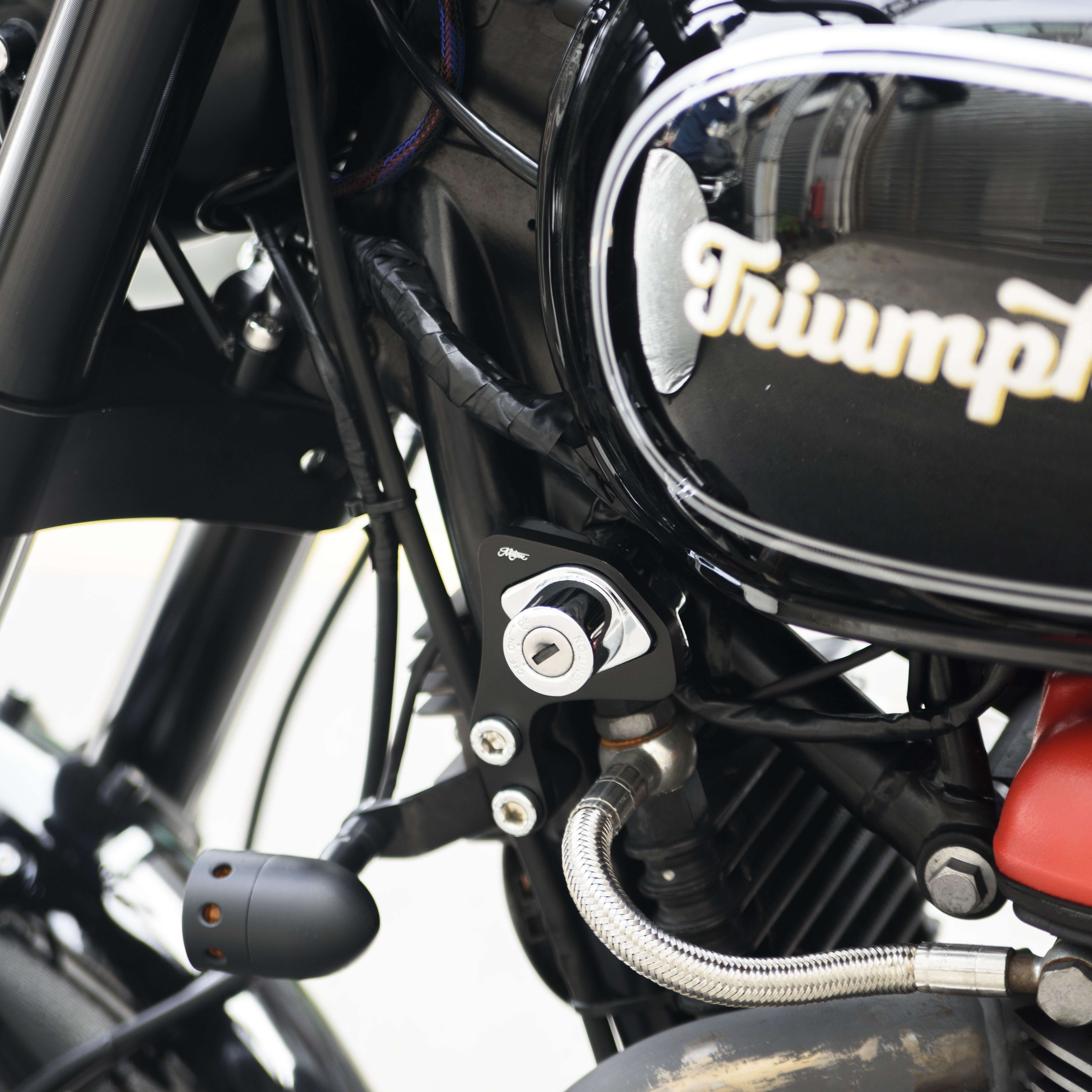 Motone 氣冷凱旋專用 鑰匙下移 左側