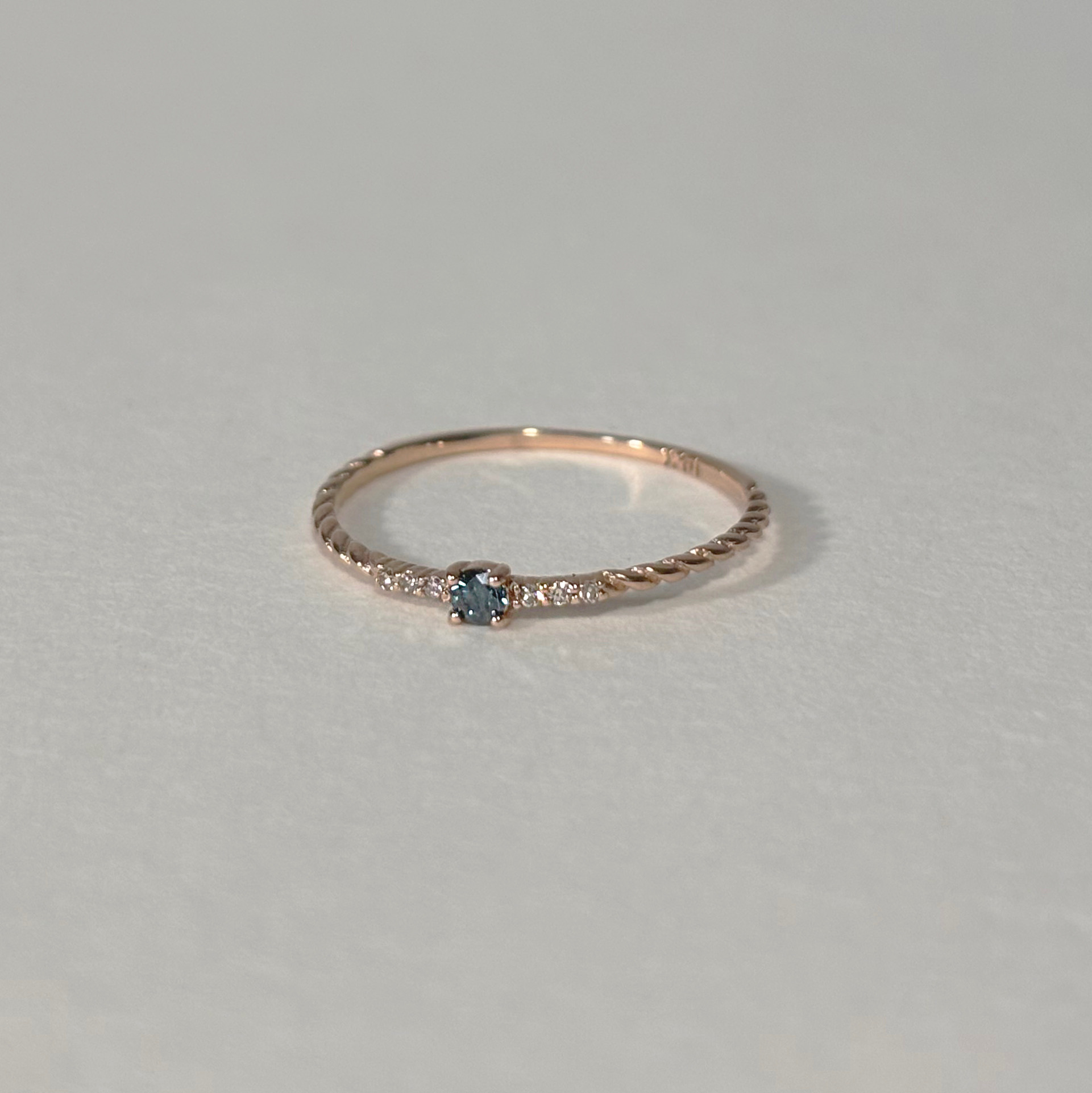 14K藍鑽麻花小排鑽戒指