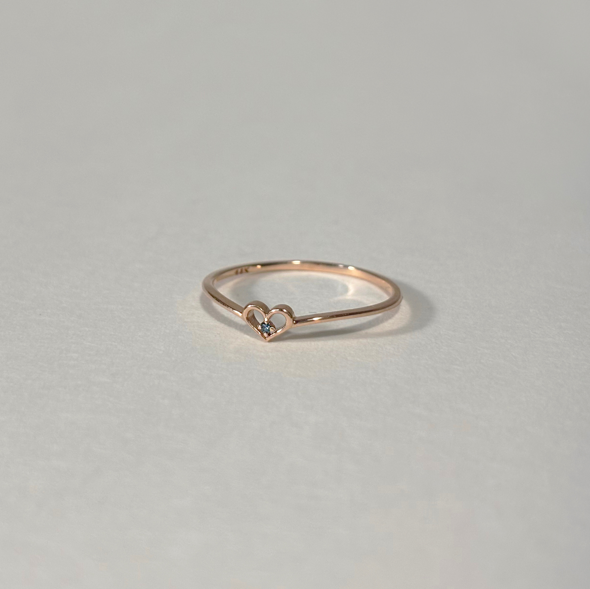 14K簍空愛心藍鑽微V戒指