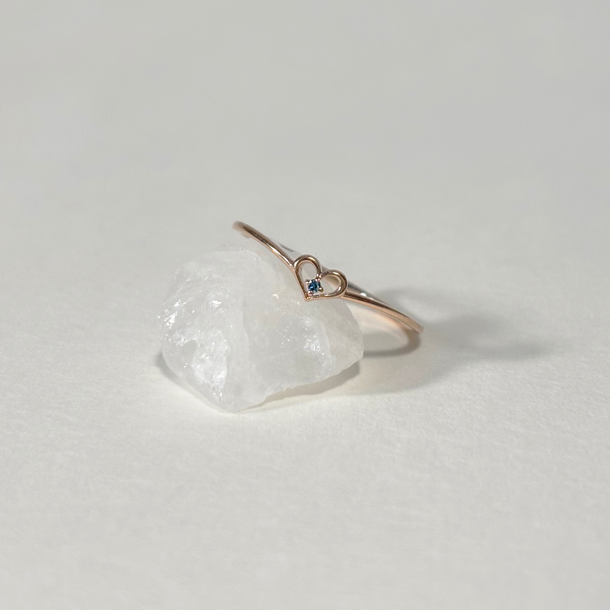 14K簍空愛心藍鑽微V戒指