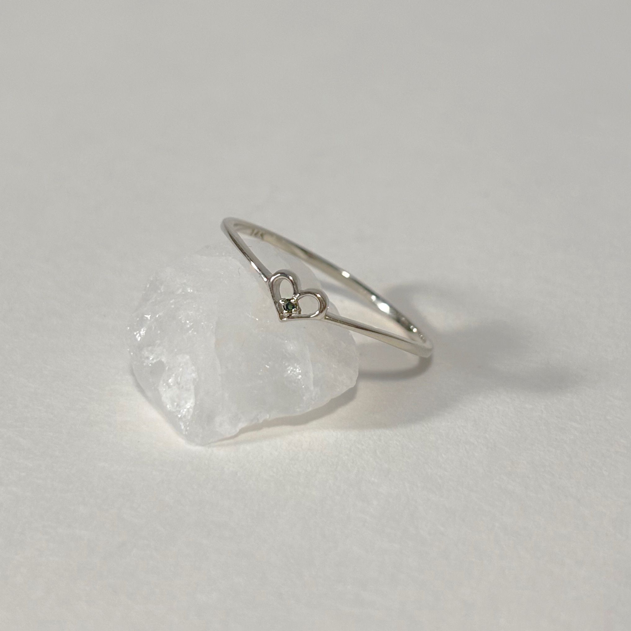 14K簍空愛心綠鑽微V戒指