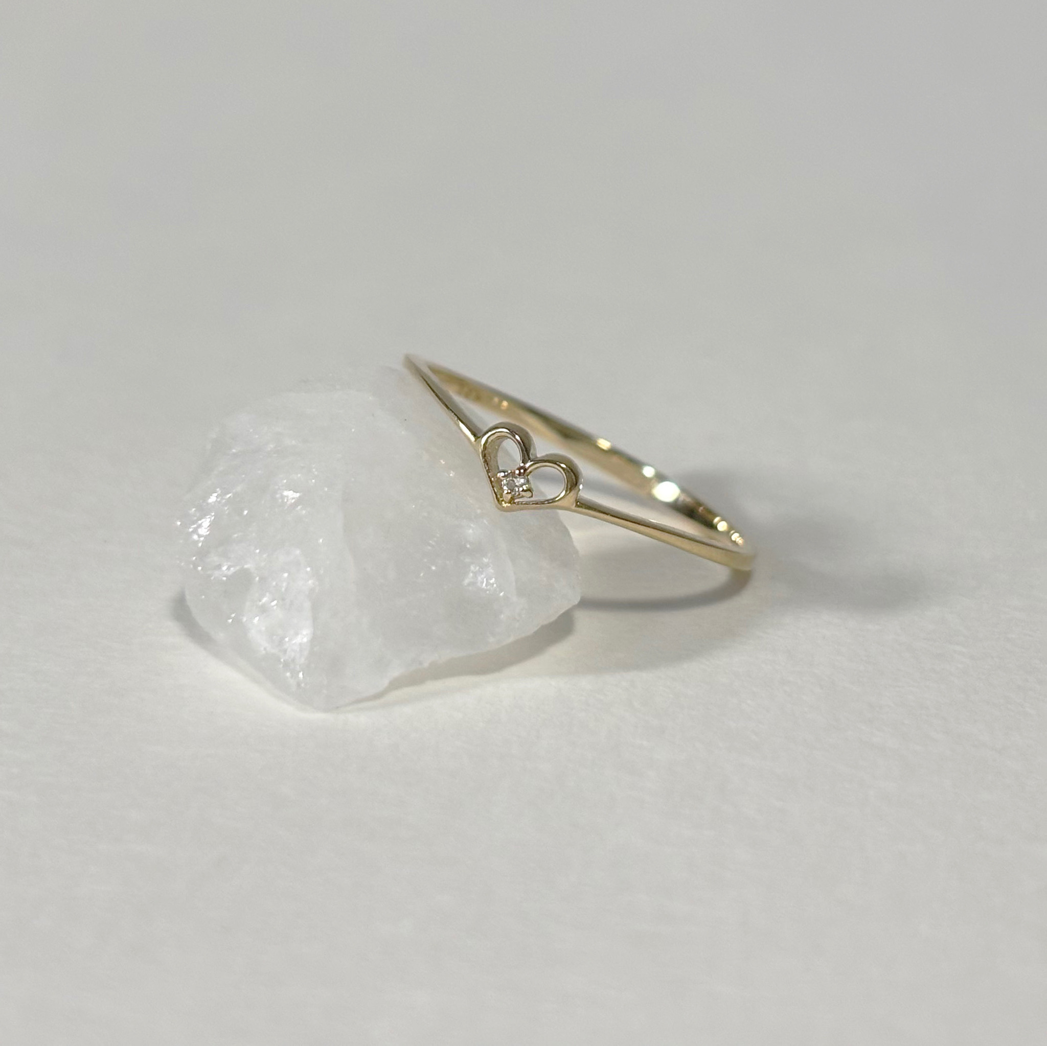 14K簍空愛心亮棕鑽微V戒指