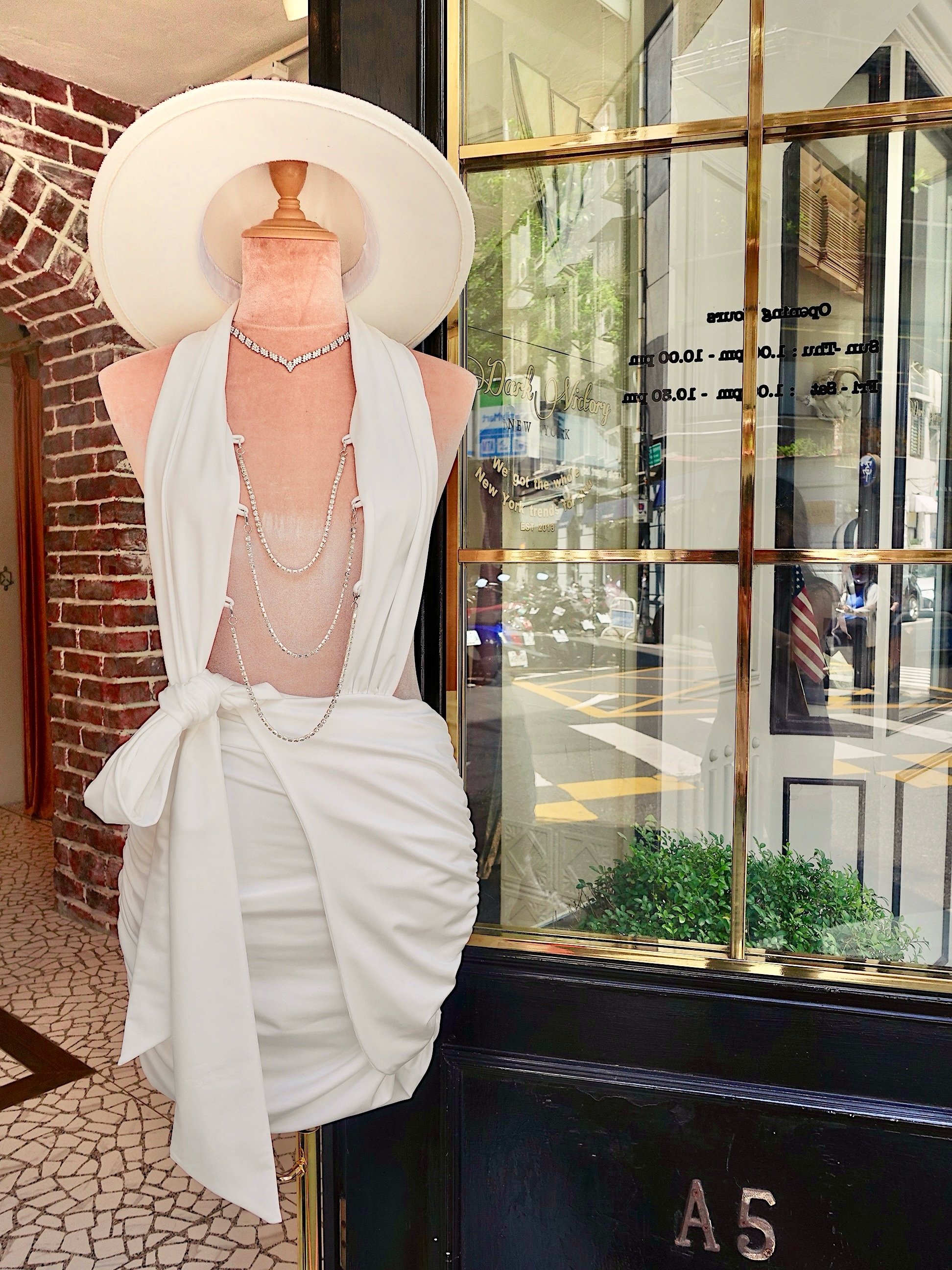 Hot White白色深V領繞脖水鑽錬飾垂墜綁帶 Dress