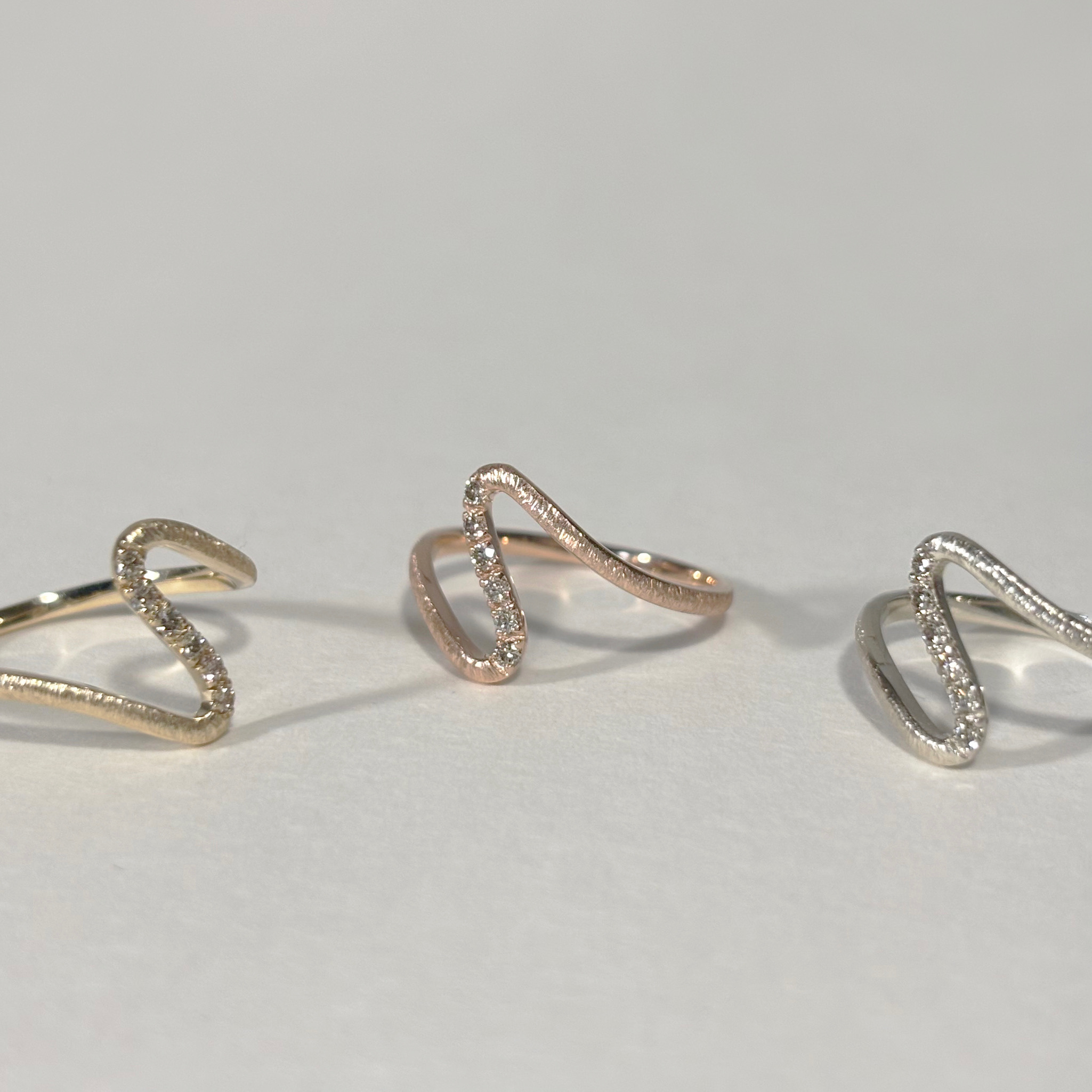 14K Hazy曲線造型排鑽戒指