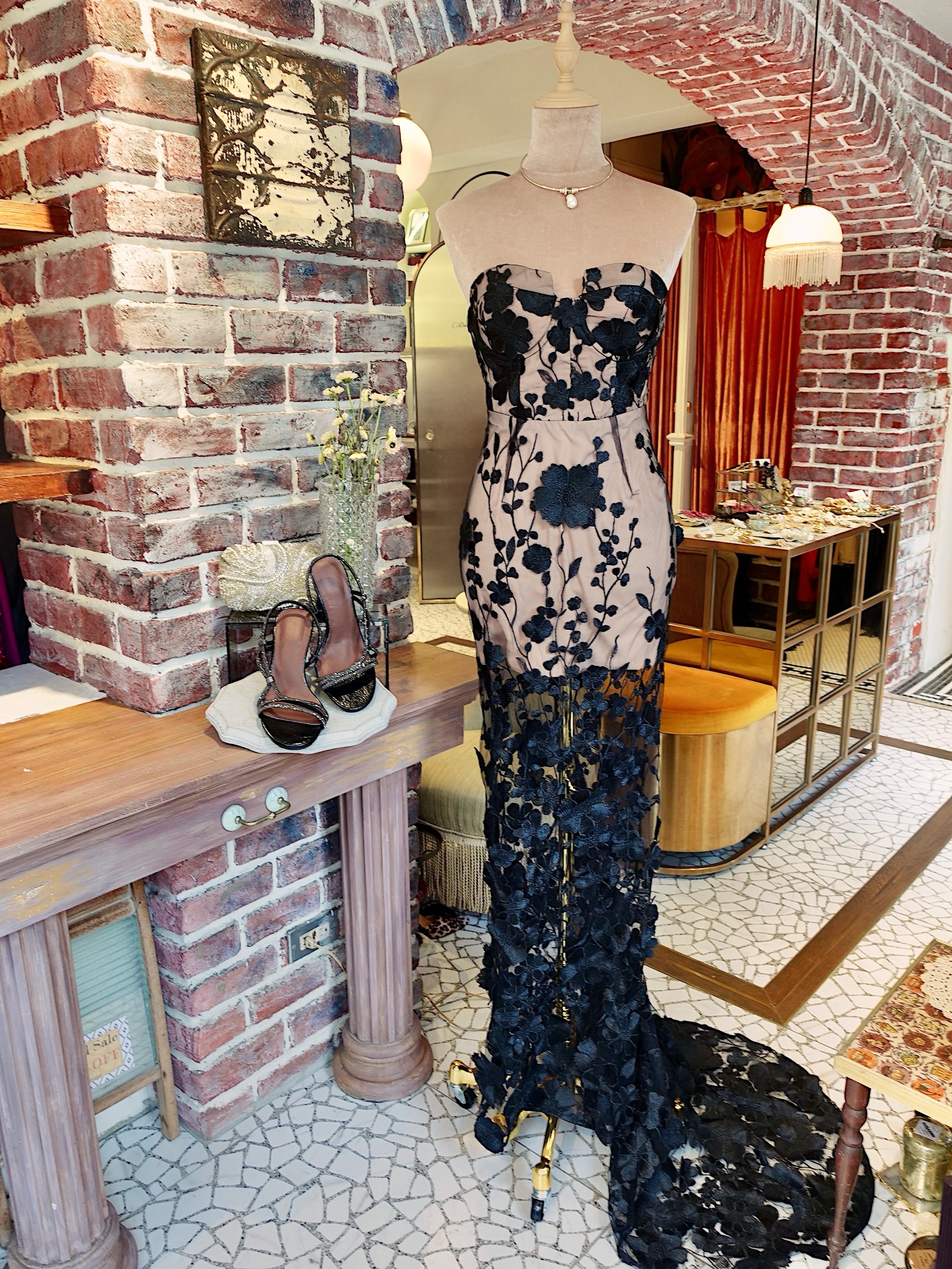 Lux Black裸黑色刺繡花朵透紗長禮服Dress