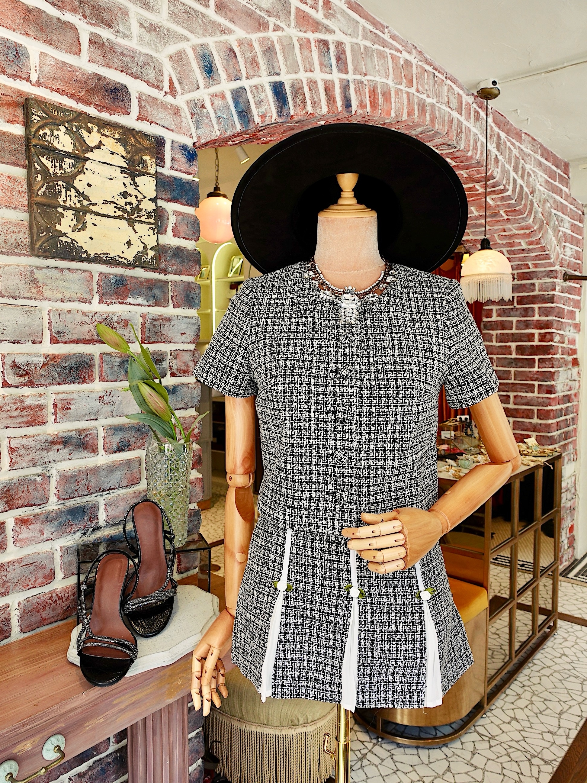 Start Somewhere黑色毛呢短外套+ 高腰立體小花短裙套裝