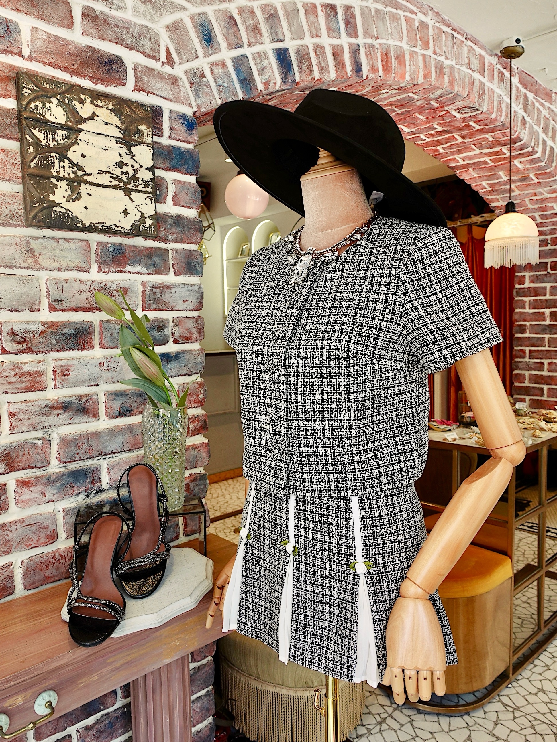 Start Somewhere黑色毛呢短外套+ 高腰立體小花短裙套裝