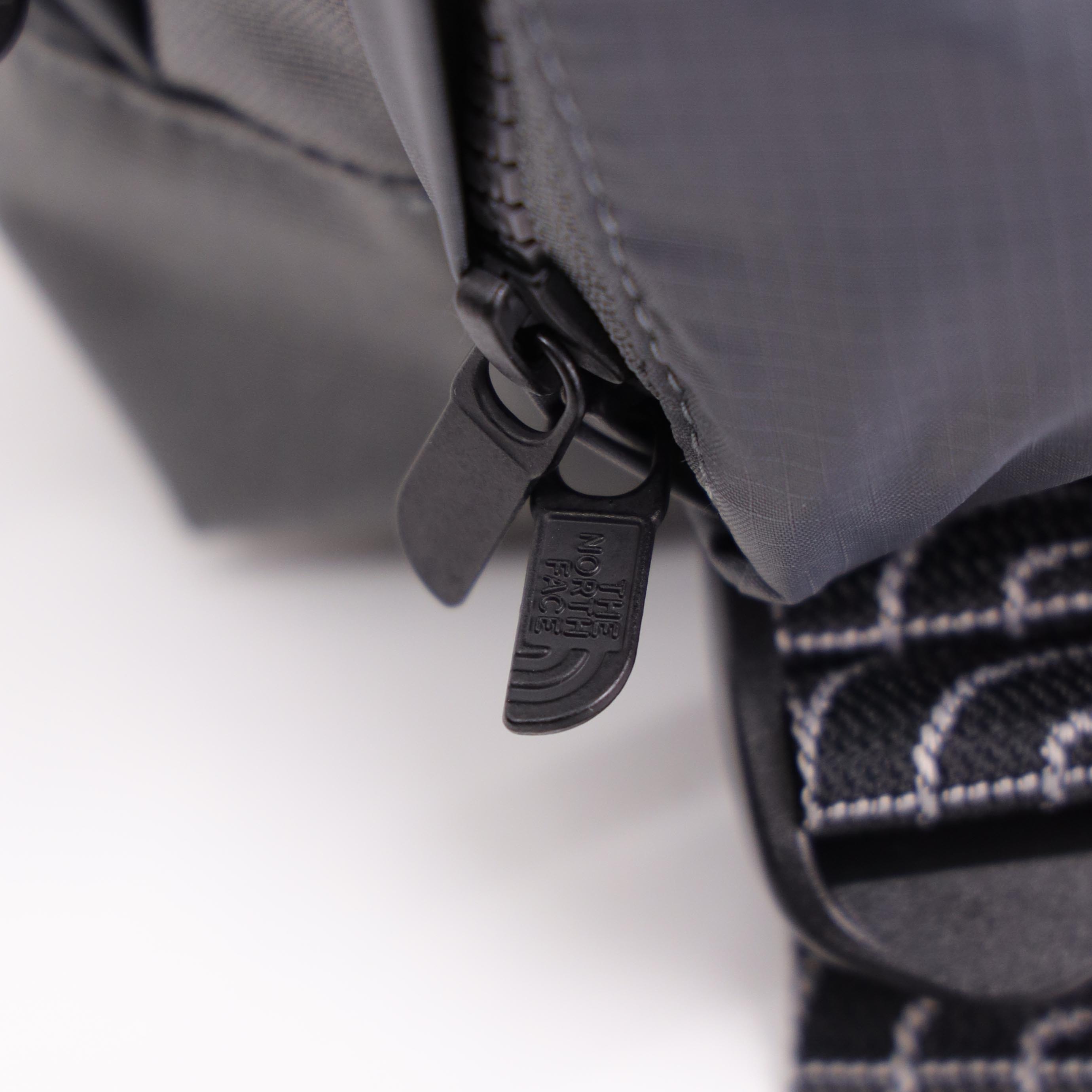 -(E6b04)-THE NORTH FACE CITY SHOULDER BAG 2.5L CORDURA 抗撕裂 多夾層 肩包 側背包 小包-NF0A8AMV 鐵灰(0UZ)