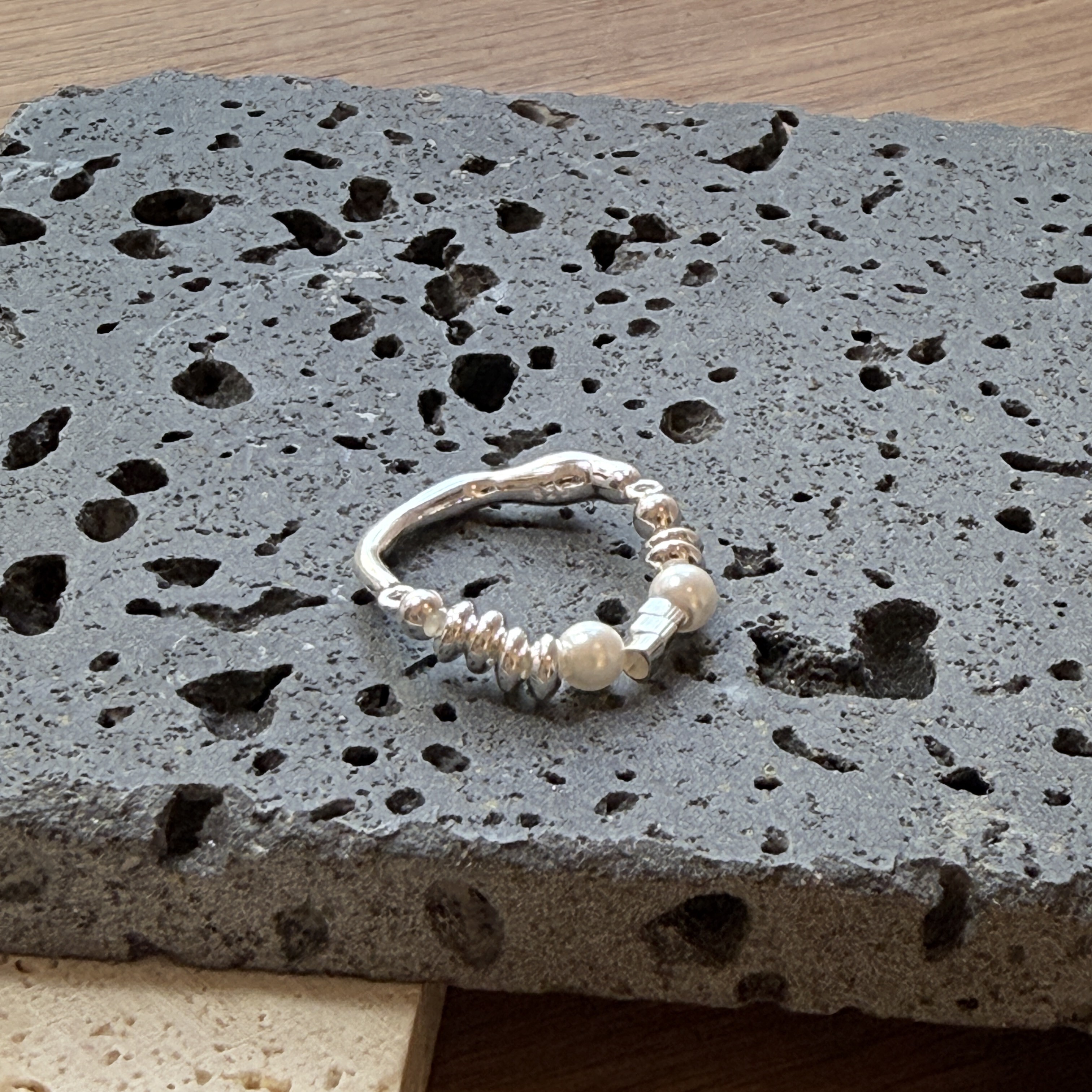 Freshwater Pearl Bone Style Ring。Adjustable