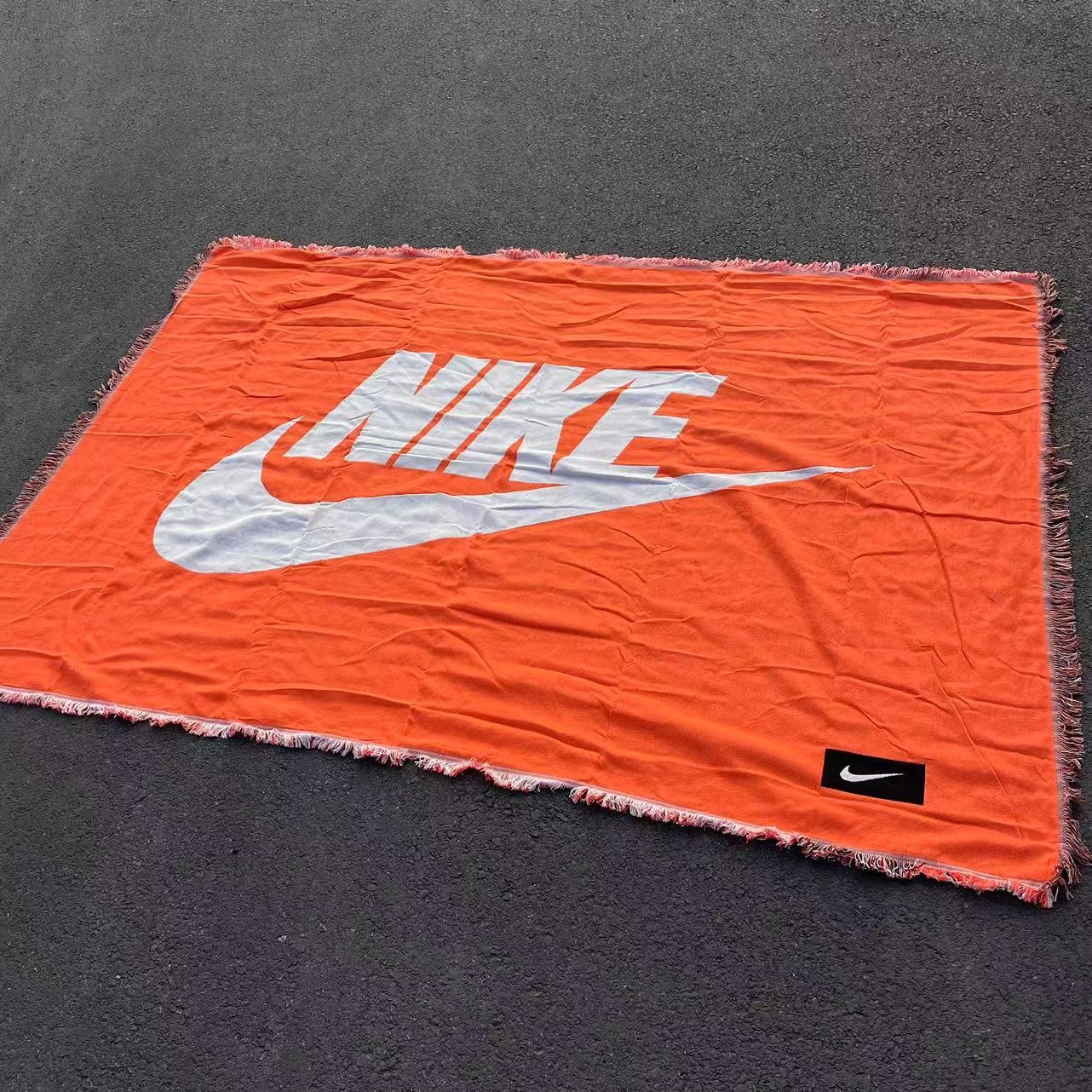 #預購 NIKE 經典大LOGO 地毯 地墊 野餐墊 橘色