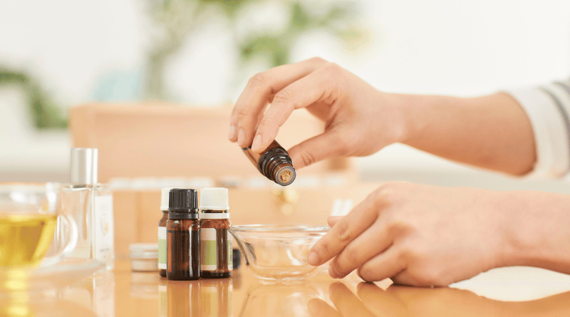 手部正在調製精油：使用者正將精油滴入玻璃碗中，自行調配適合需求的香氛配方