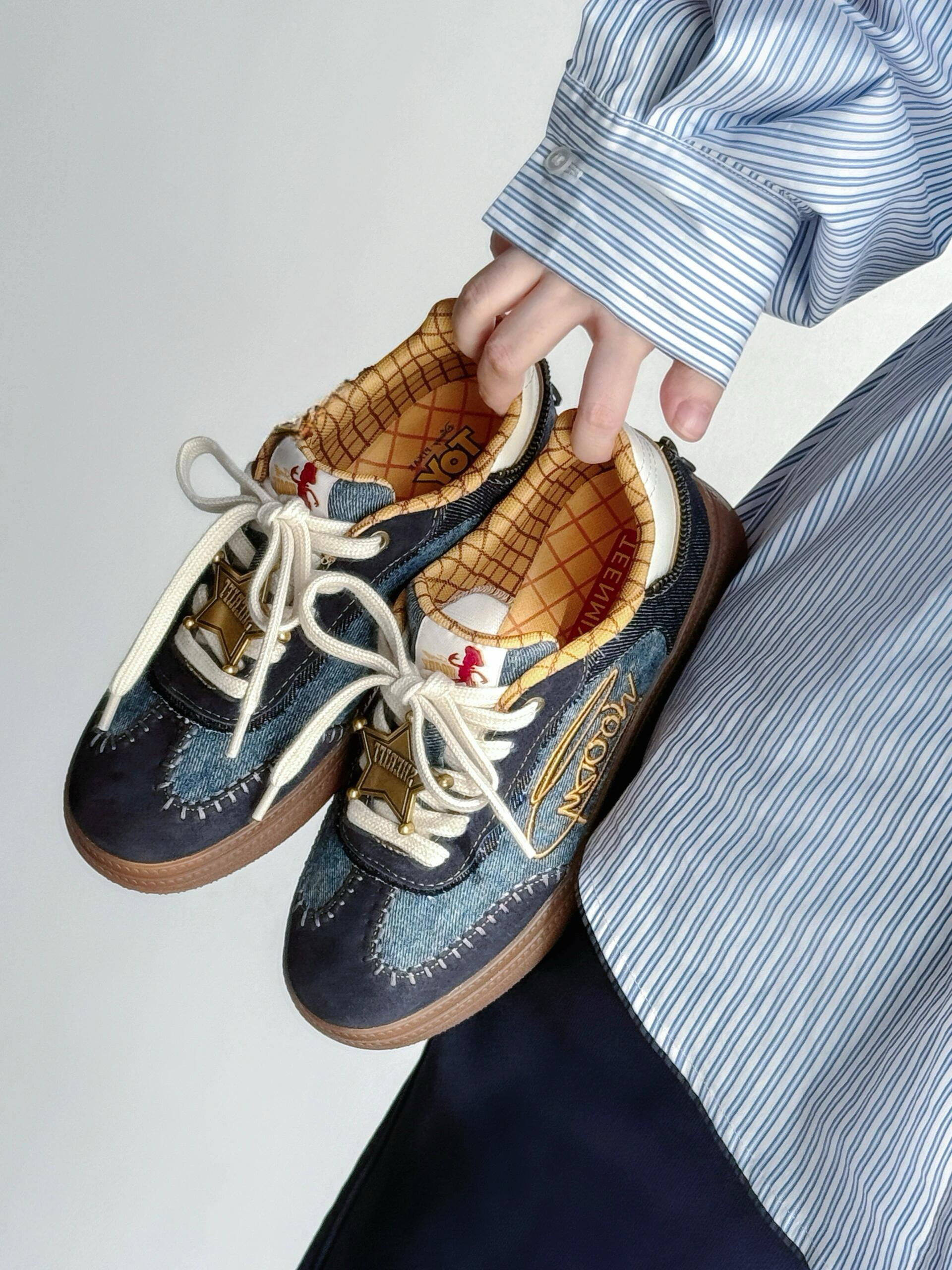 Teenmix x 玩具總動員 復古德訓鞋 胡迪 翠絲 牛仔 外縫線 金屬徽章 焦糖底 防潑水 男女款 3款/預購