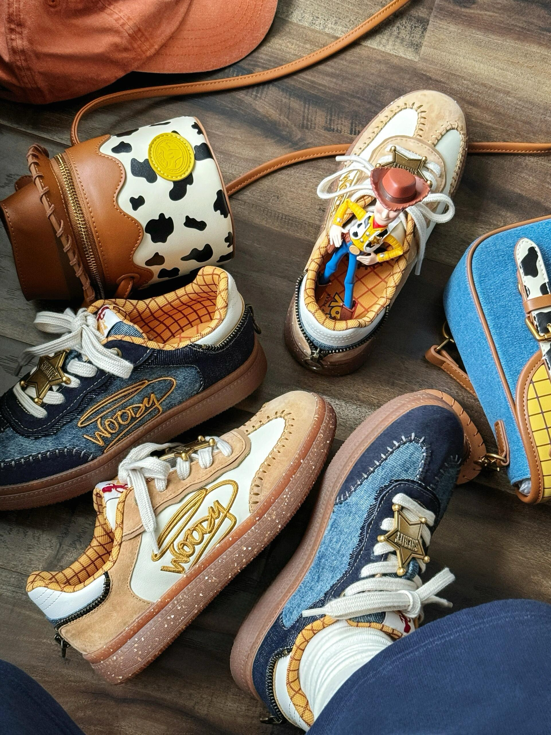 Teenmix x 玩具總動員 復古德訓鞋 胡迪 翠絲 牛仔 外縫線 金屬徽章 焦糖底 防潑水 男女款 3款/預購