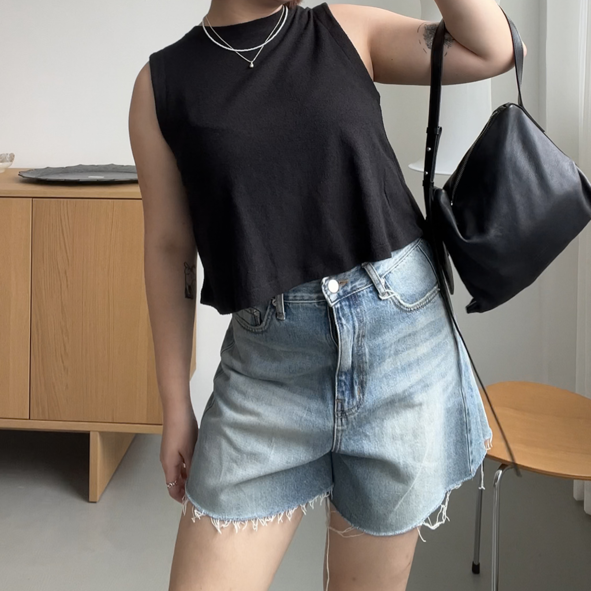 A01斷貨款!設計車線不收邊個性水洗刷色牛仔短褲(XS/L)