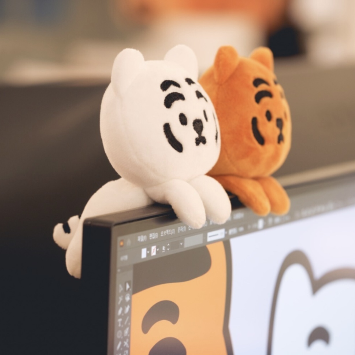 MUZIK TIGER 趴趴電腦怪件 趴姿 裝飾 遮攝影孔 絨毛玩具 老虎 韓國代購