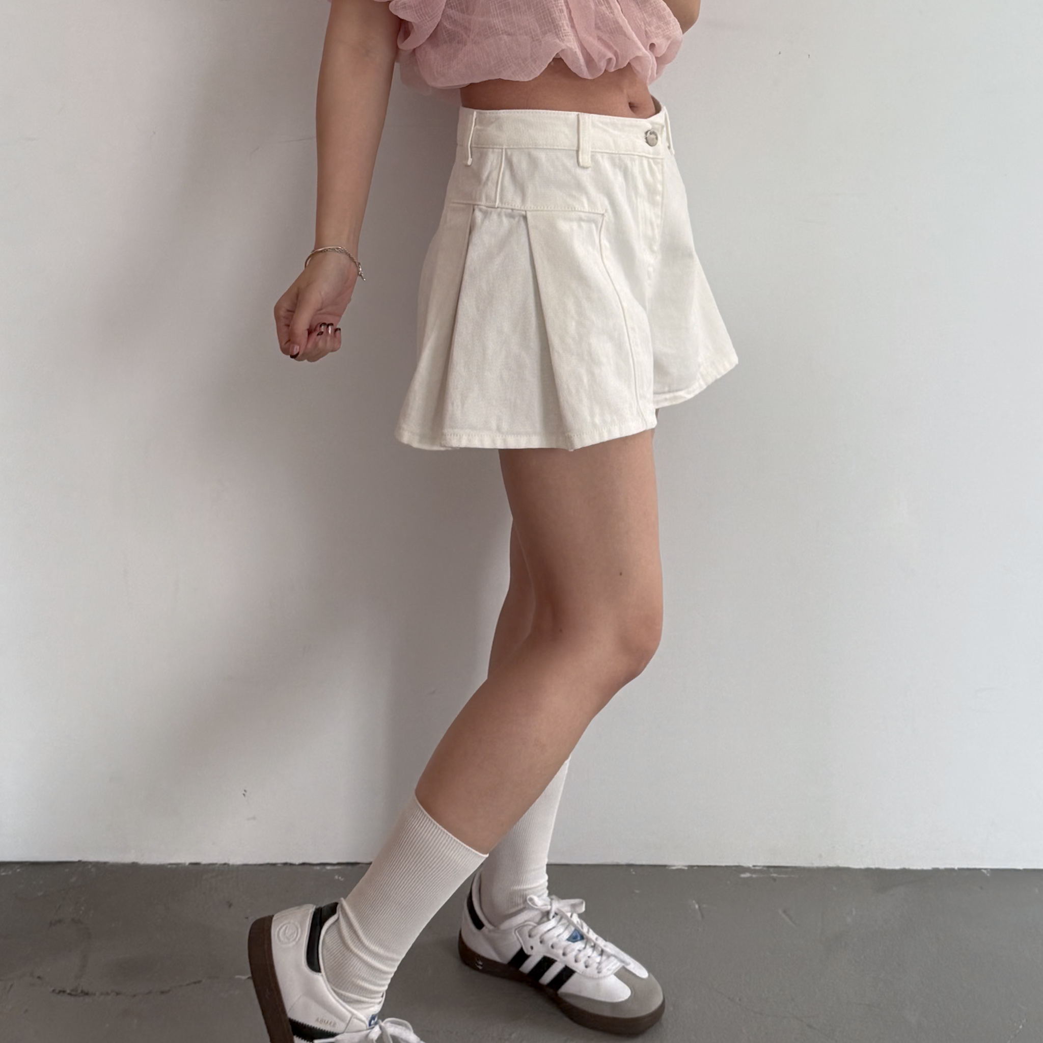 A03 A03沒有你想像的澎感側打摺寬褲管牛仔短褲(白/SM)