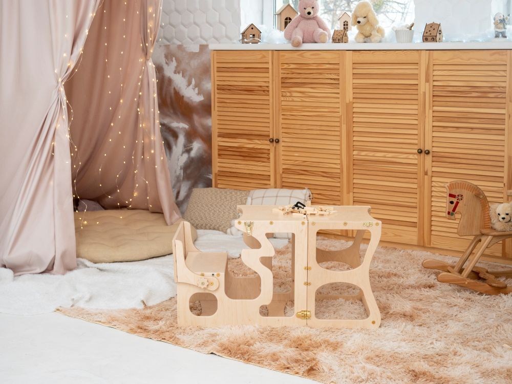 原木色 Wood & Hearts 2ways 學習塔桌椅組擺放於柔軟地毯與溫馨帳篷旁，展現兼具安全性與美感的蒙氏風格兒童家具，適合閱讀、進食與學習活動。