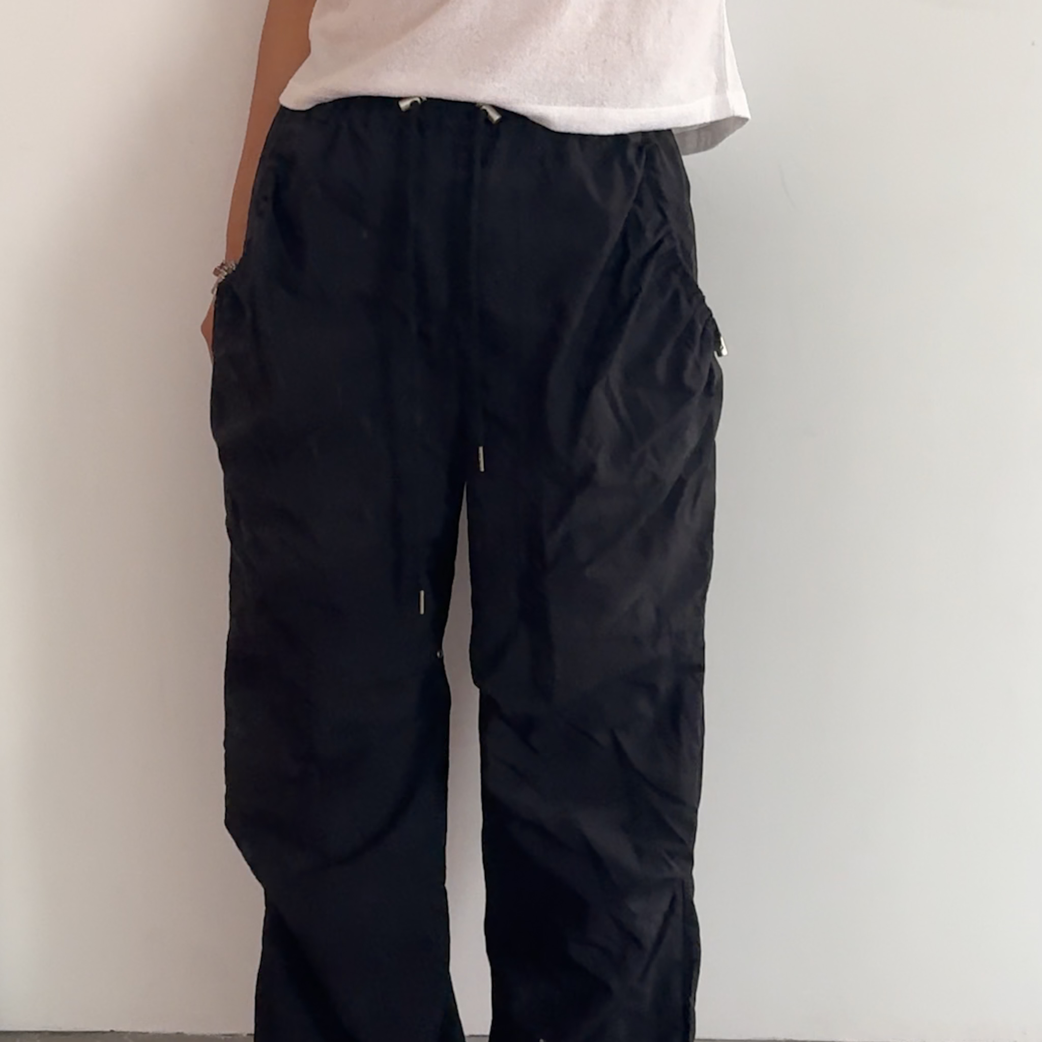 A13設計抓摺抽繩休閒長褲(黑)