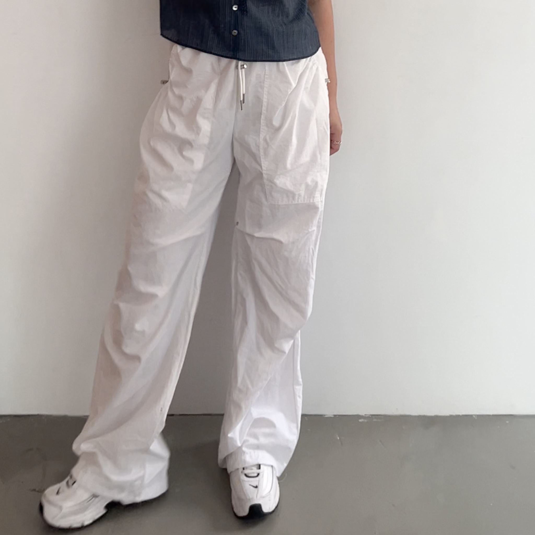 A13設計抓摺抽繩休閒長褲(白)