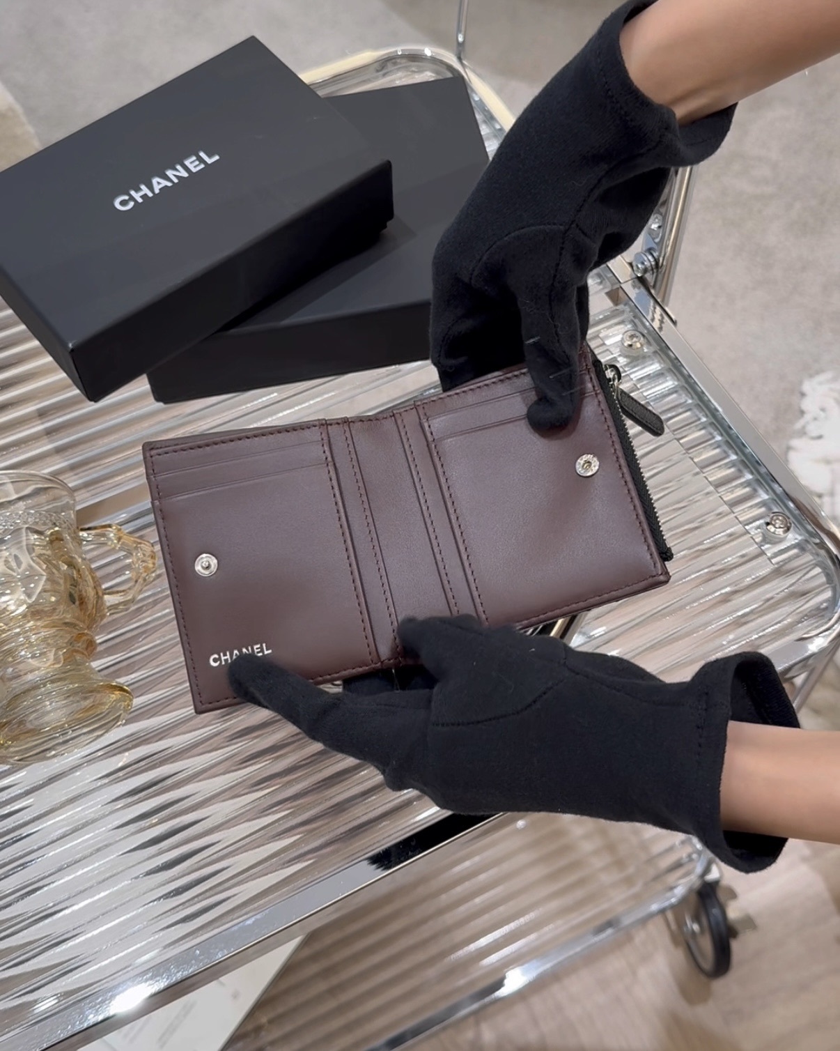 CHANEL｜荔枝一字拉鍊對開短夾 黑銀