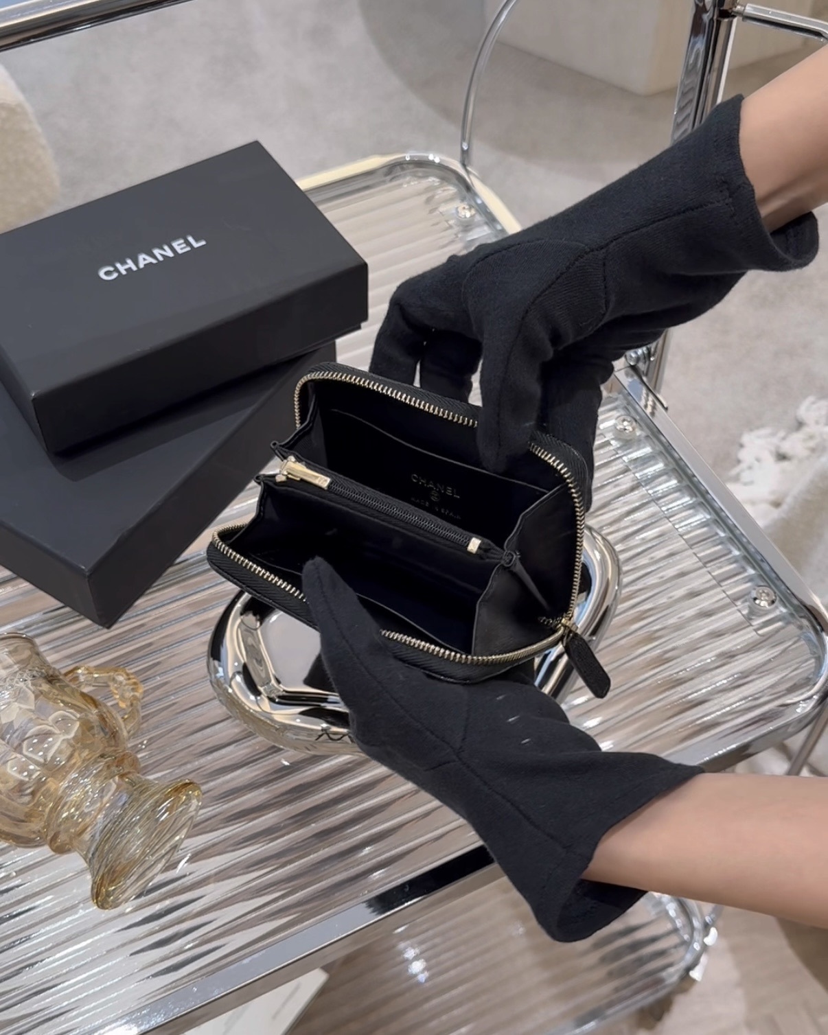 CHANEL｜雕花扣加大內拉鍊ㄇ字短夾 黑色